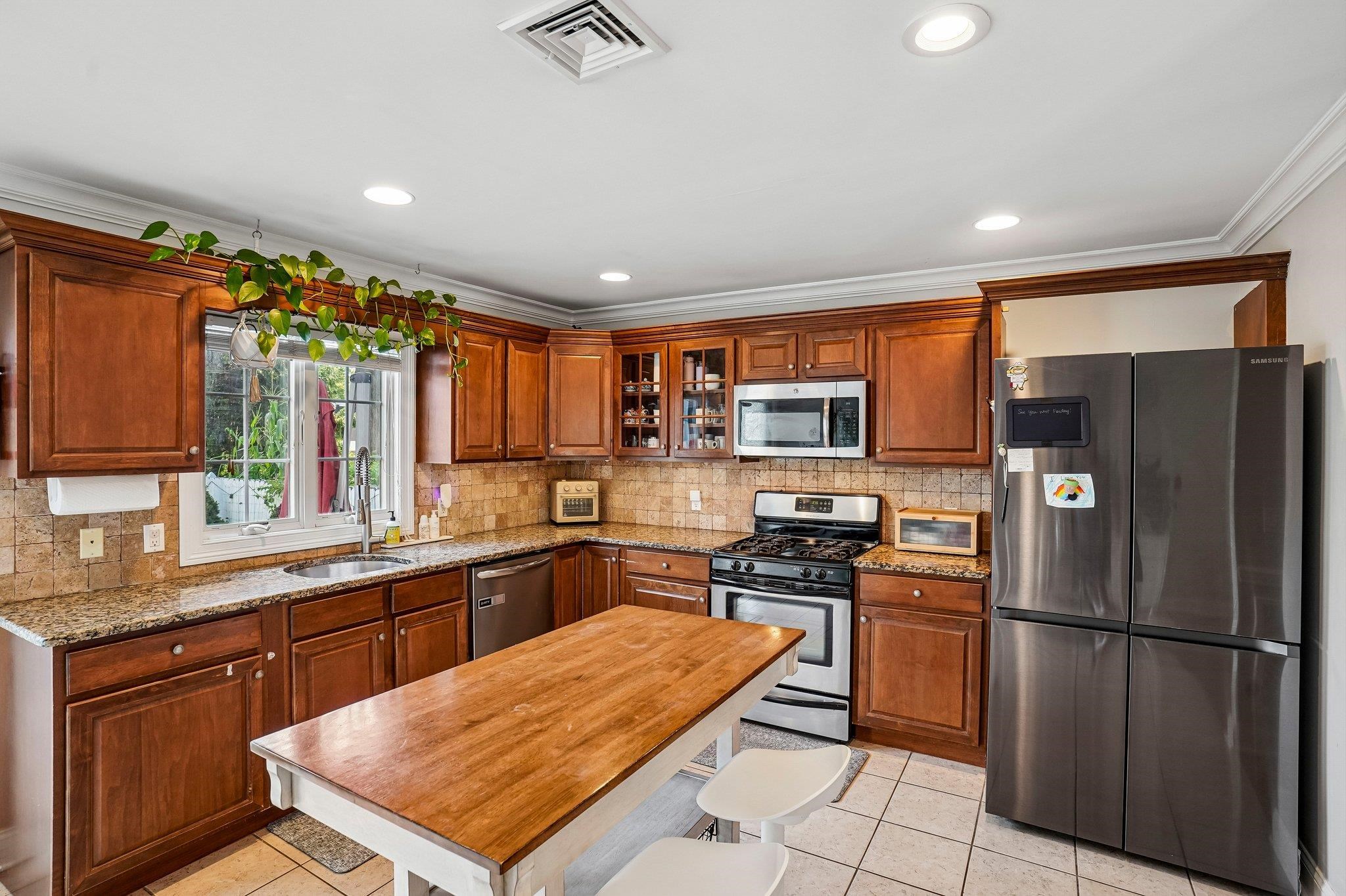 364 Grove St Property Photo 10