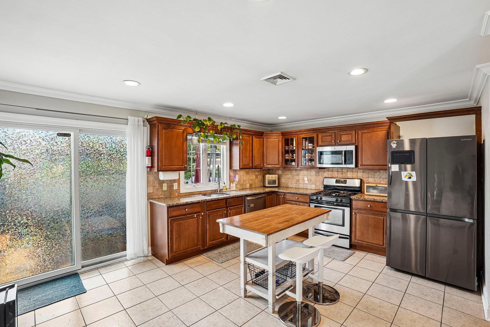 364 Grove St Property Photo 11