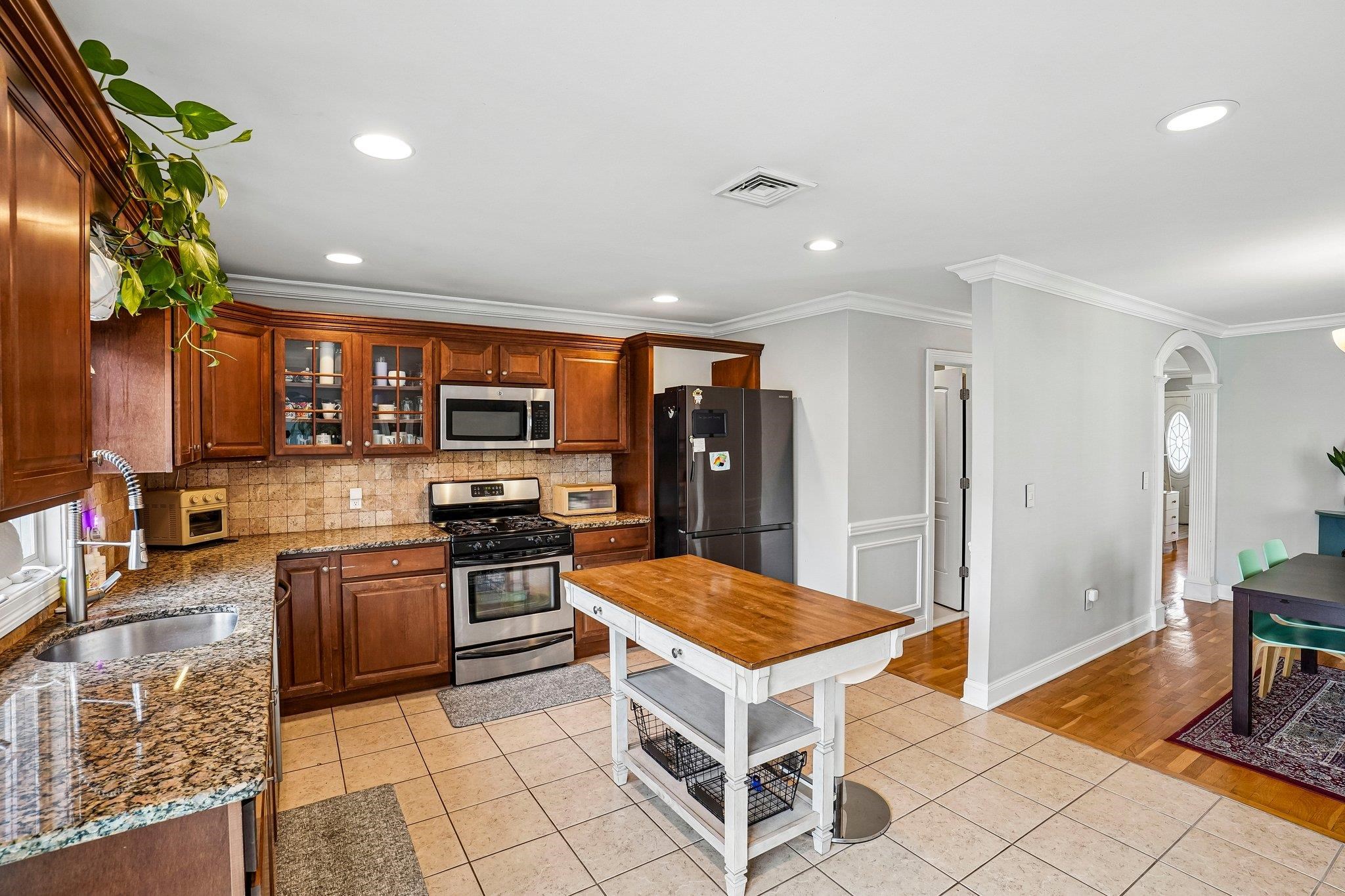 364 Grove St Property Photo 12