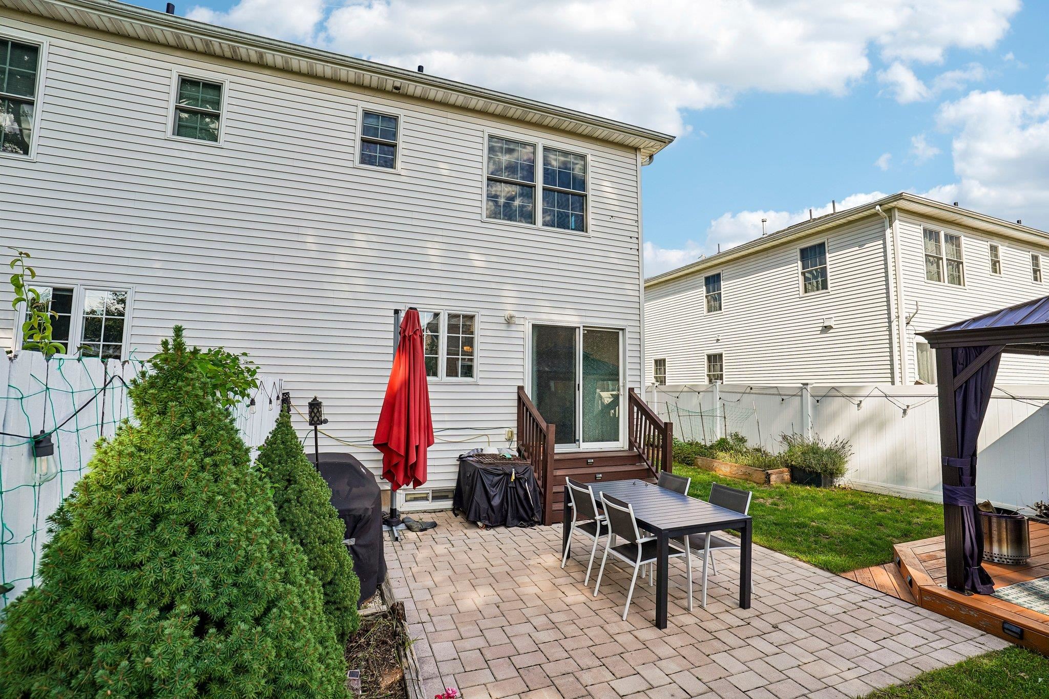 364 Grove St Property Photo 31