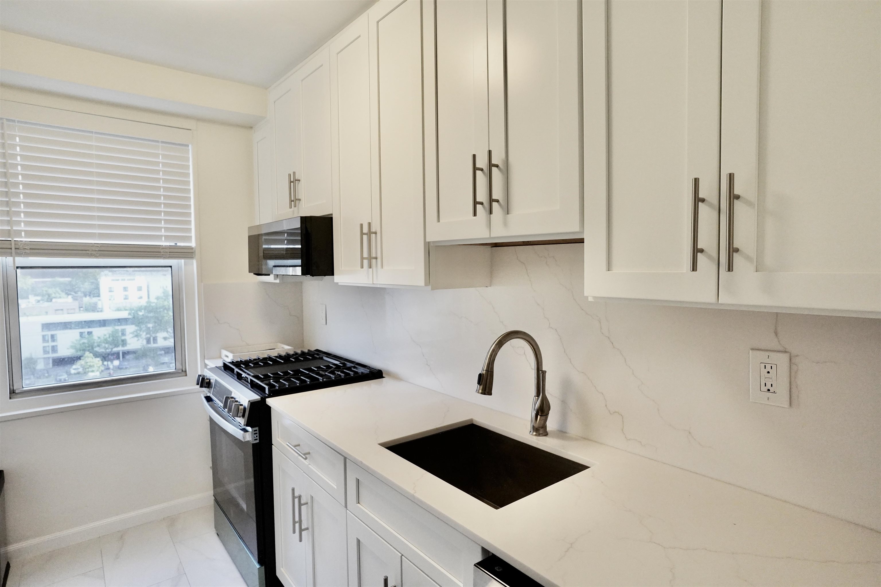 225 St Pauls Ave 8m Property Photo 1