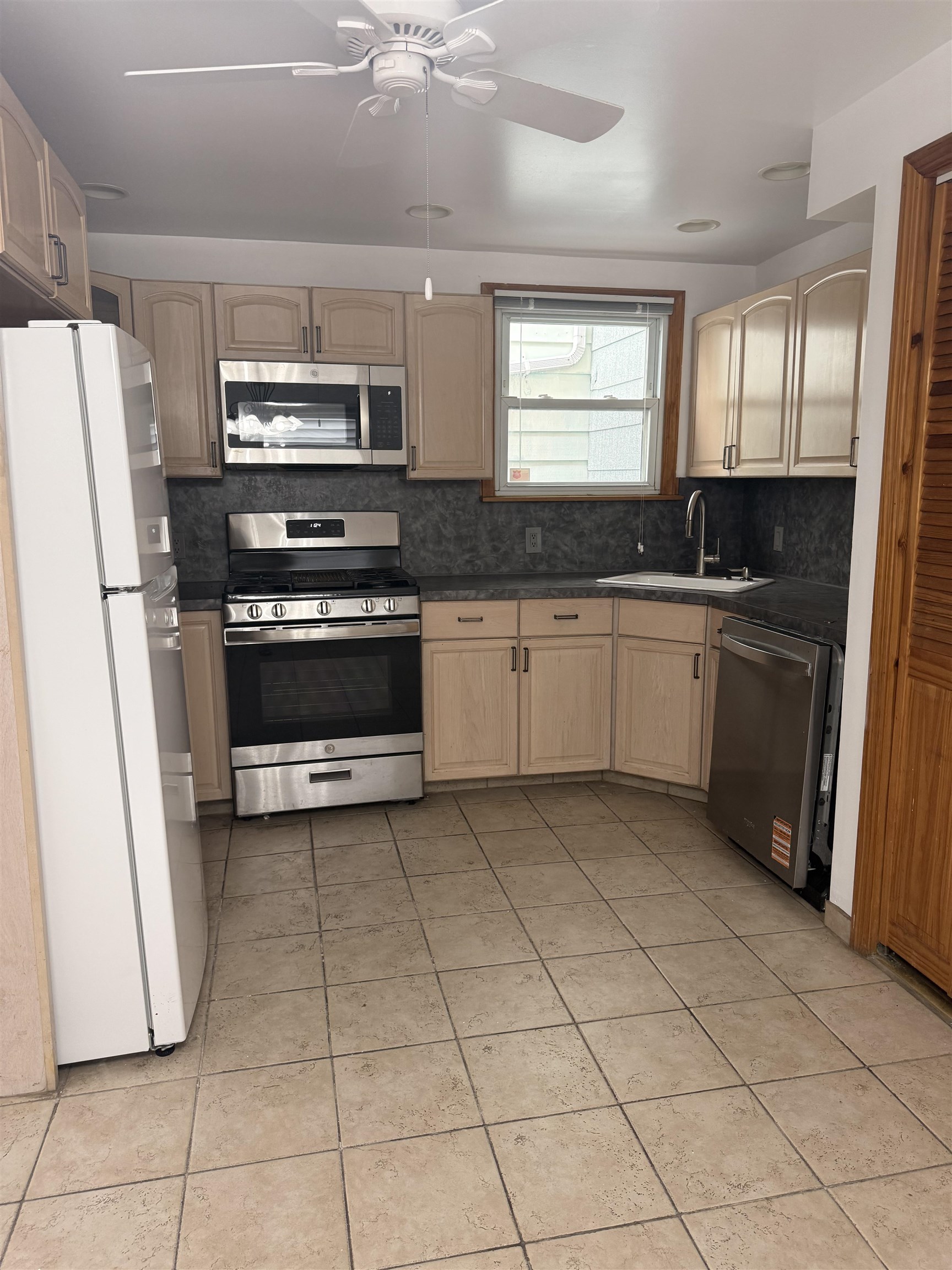 133 CENTRE AVE Property Photo 1