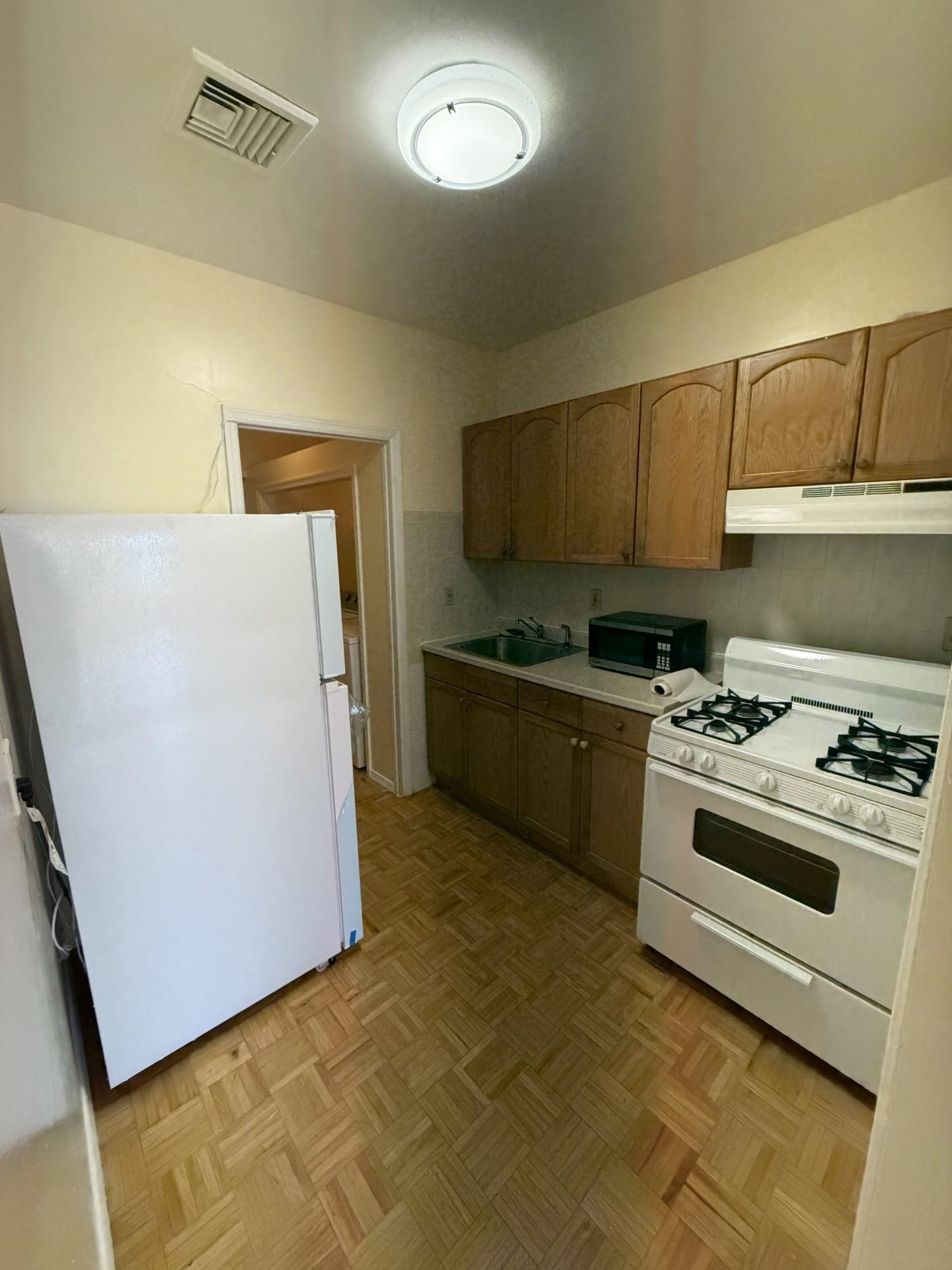348 Grove St Property Photo 6