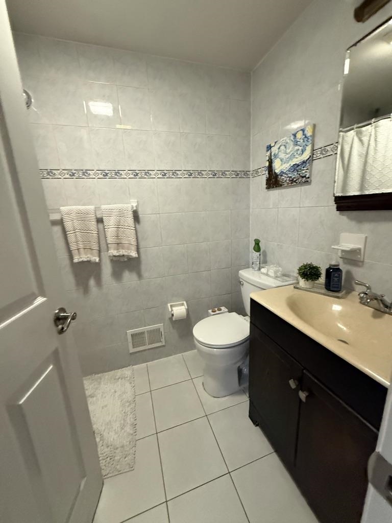 208 68th St #2 Property Photo 10