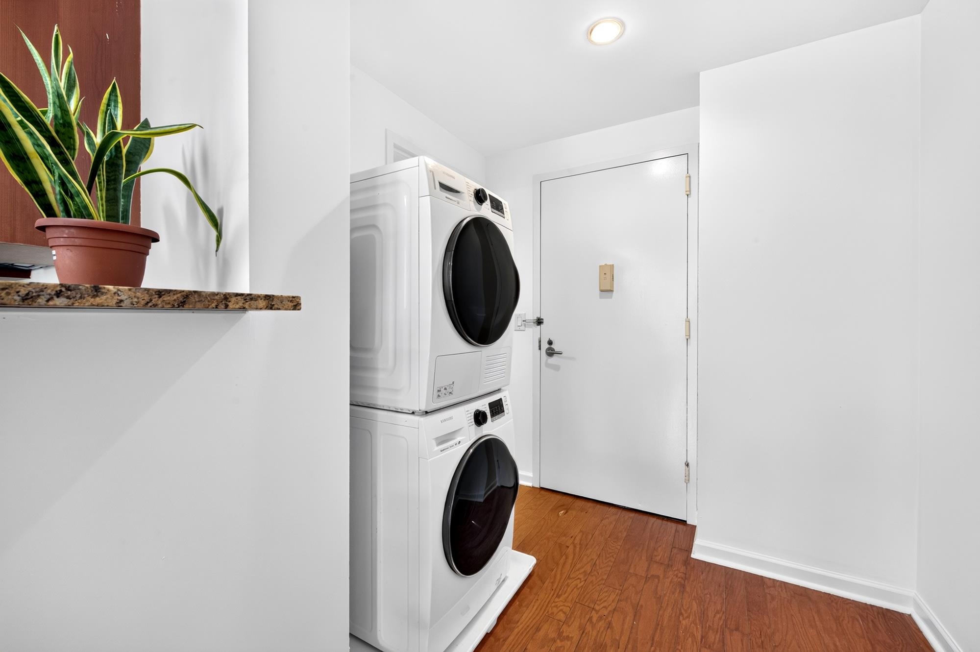 700 Grove St 2g Property Photo 22