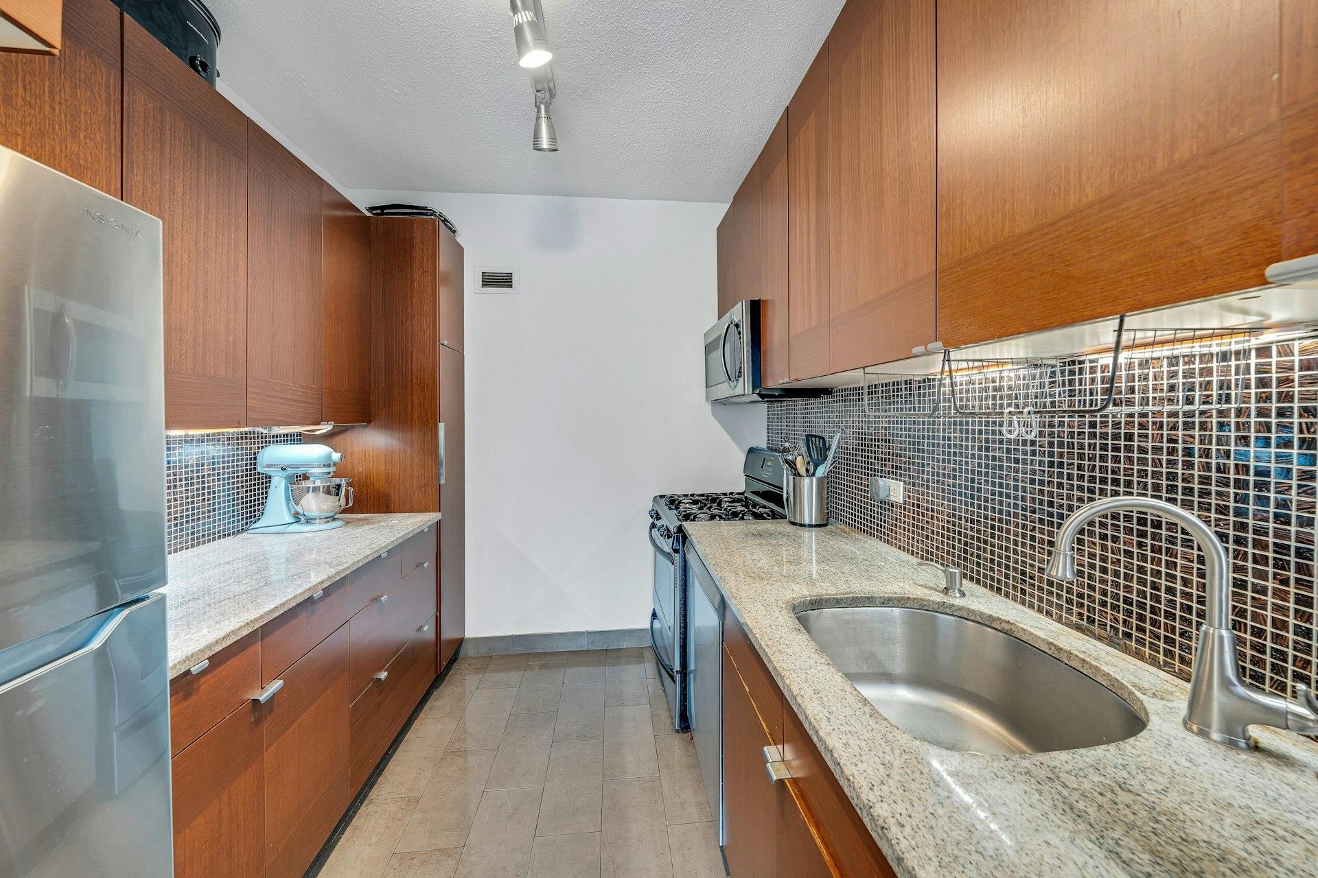 7002 Blvd East #16h Property Photo 6