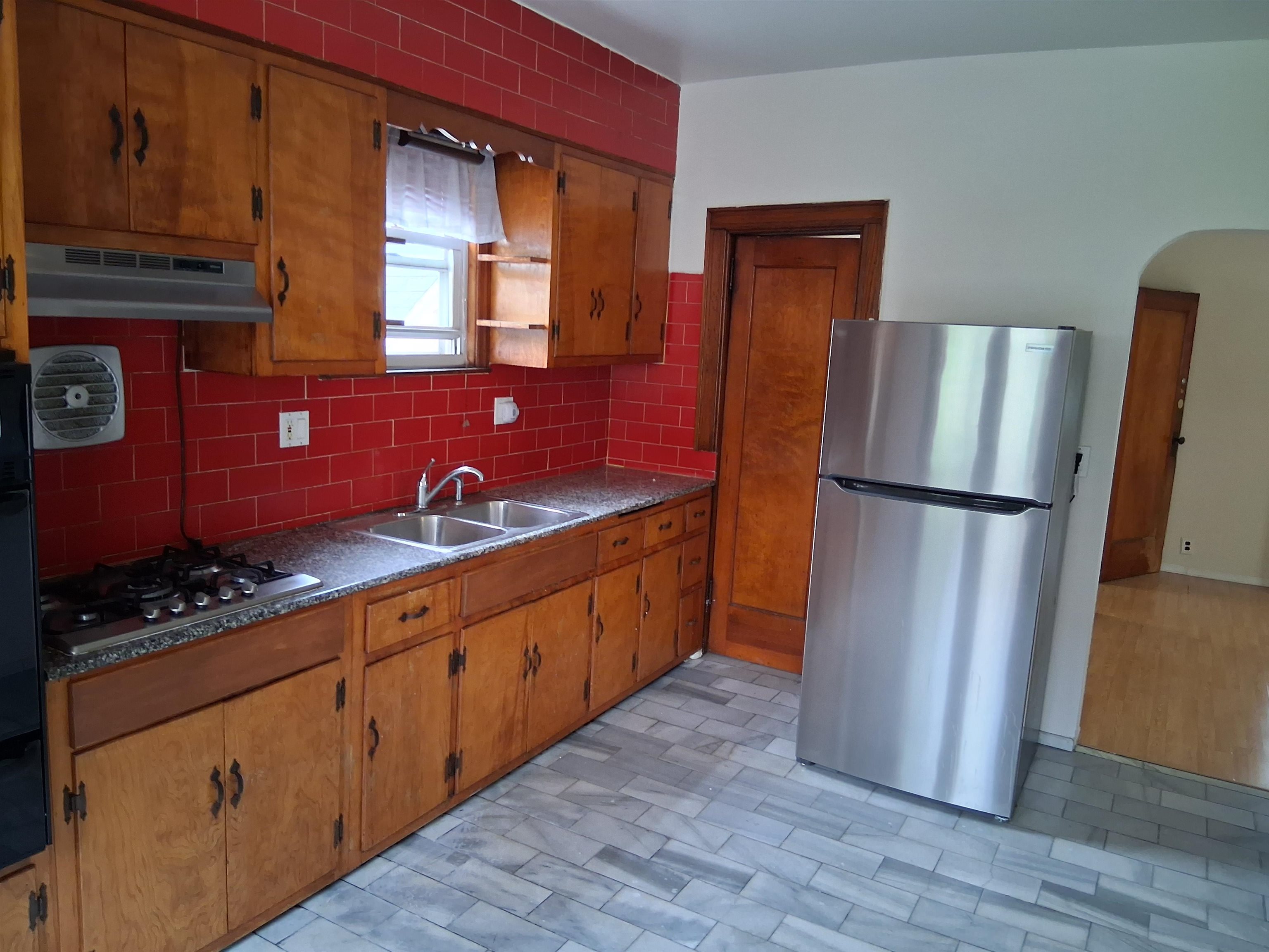 182 Terrace Ave 2 Property Photo 3
