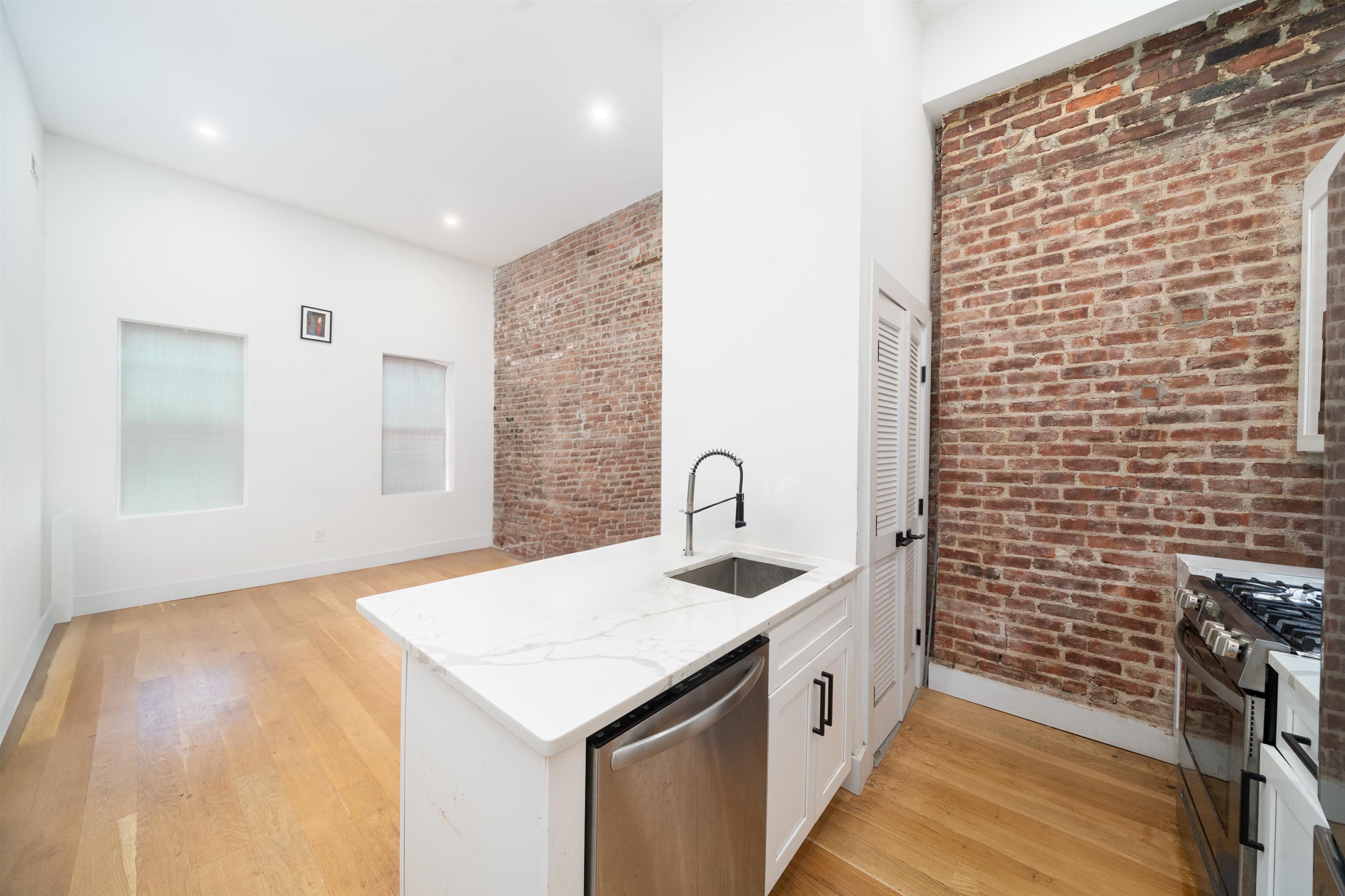 25 CORBIN AVE 3 Property Photo 1