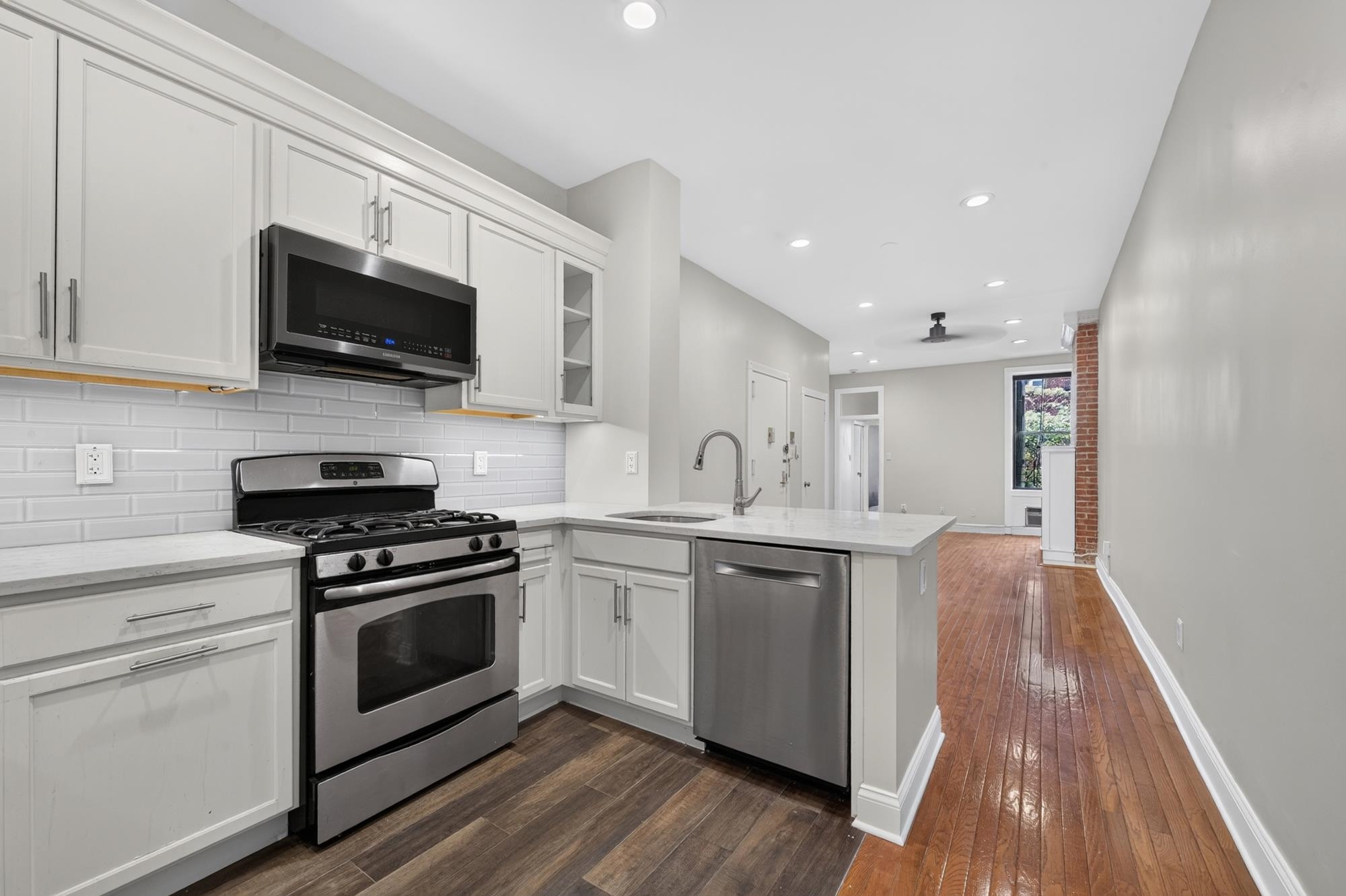 1122 Hudson St #4b Property Photo 4