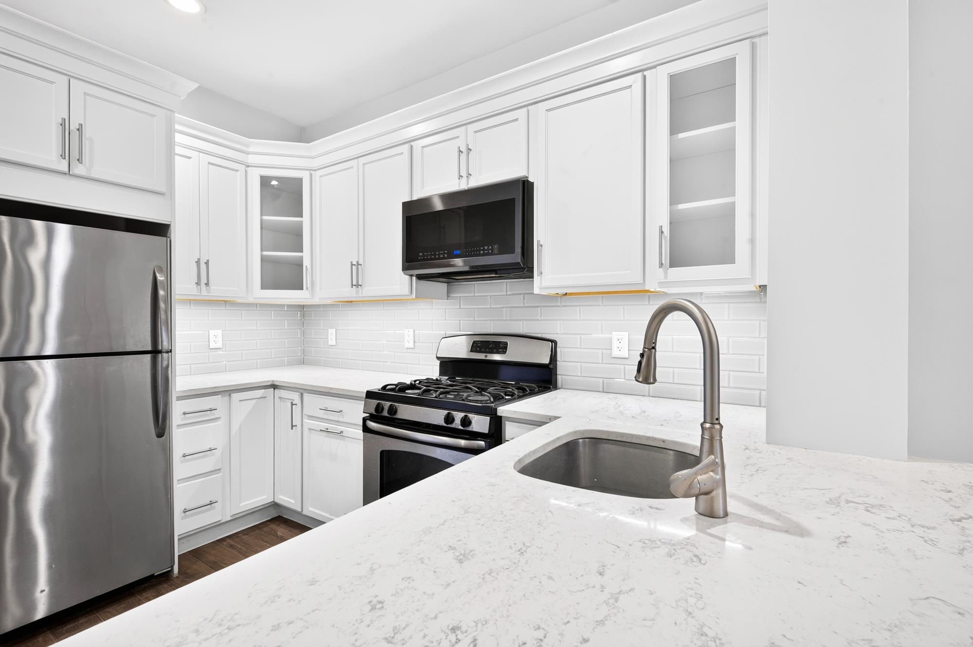 1122 Hudson St #4b Property Photo 6