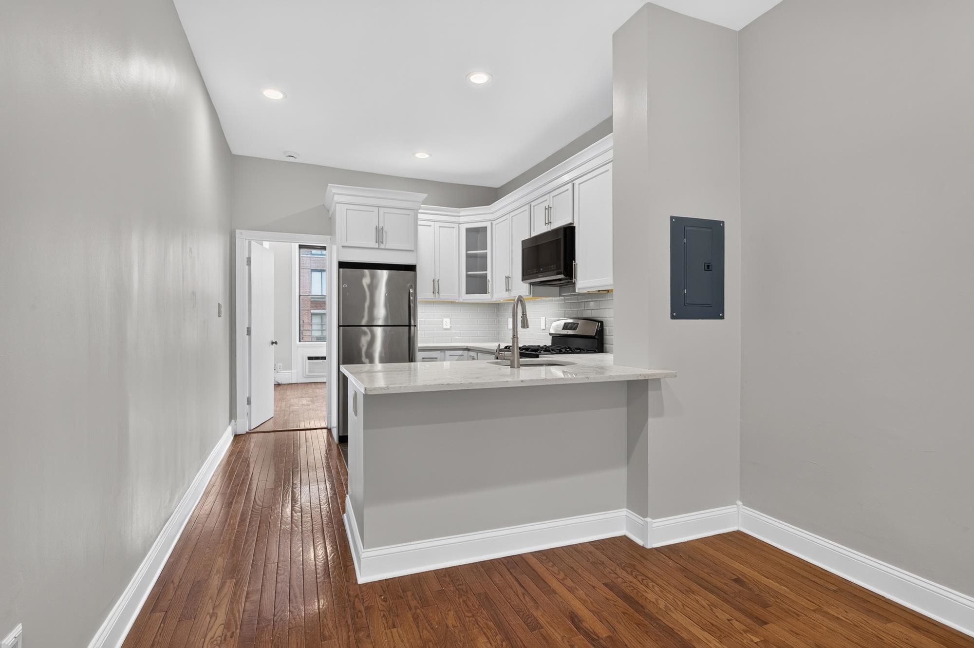 1122 Hudson St #4b Property Photo 7