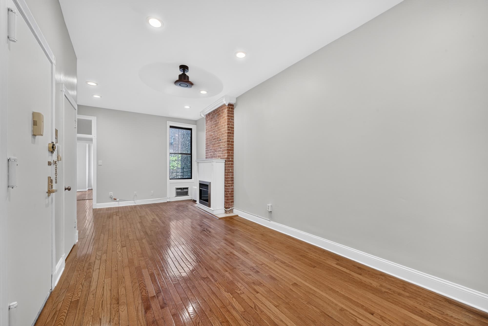1122 Hudson St #4b Property Photo 8