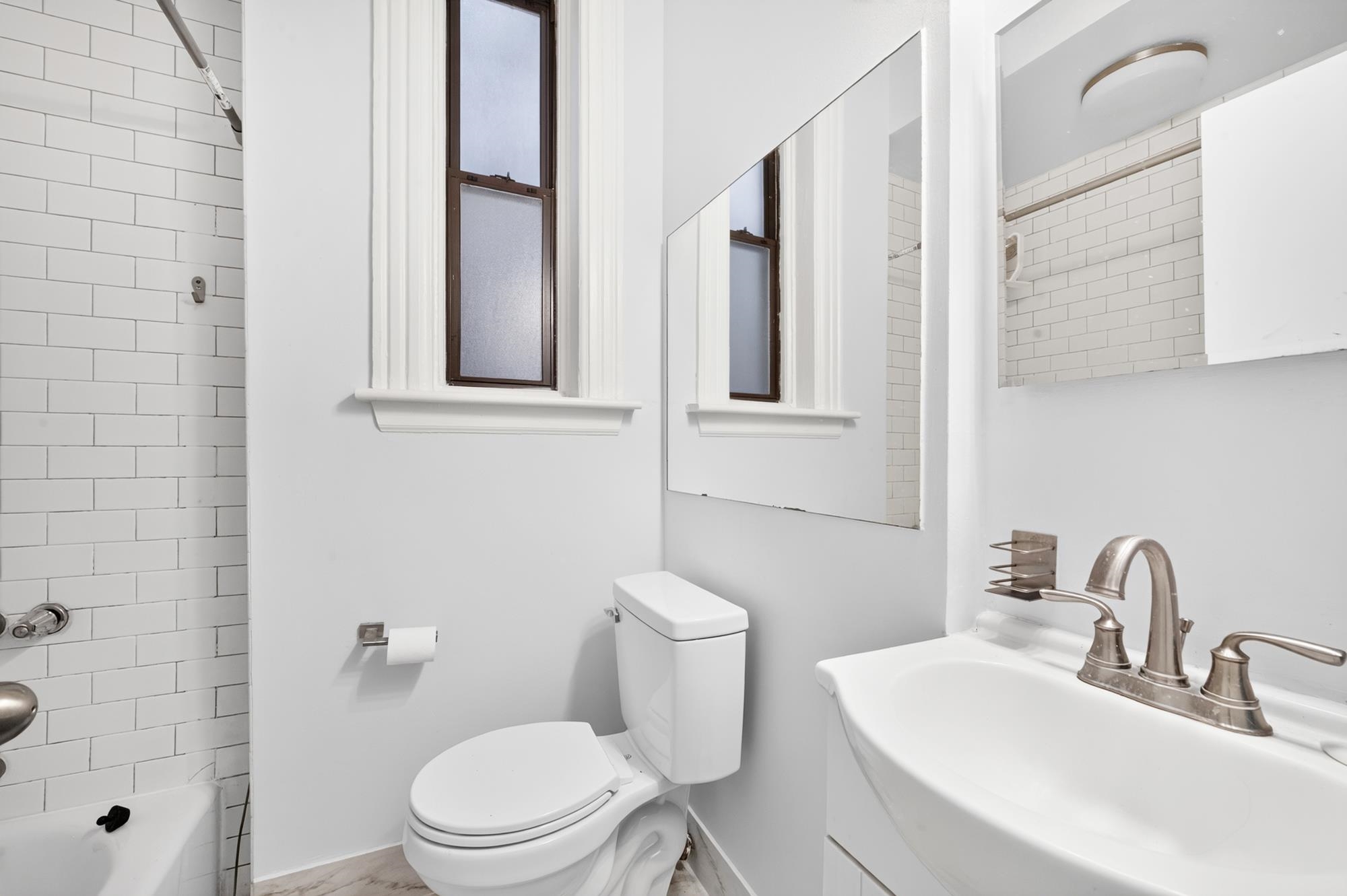 1122 Hudson St #4b Property Photo 10