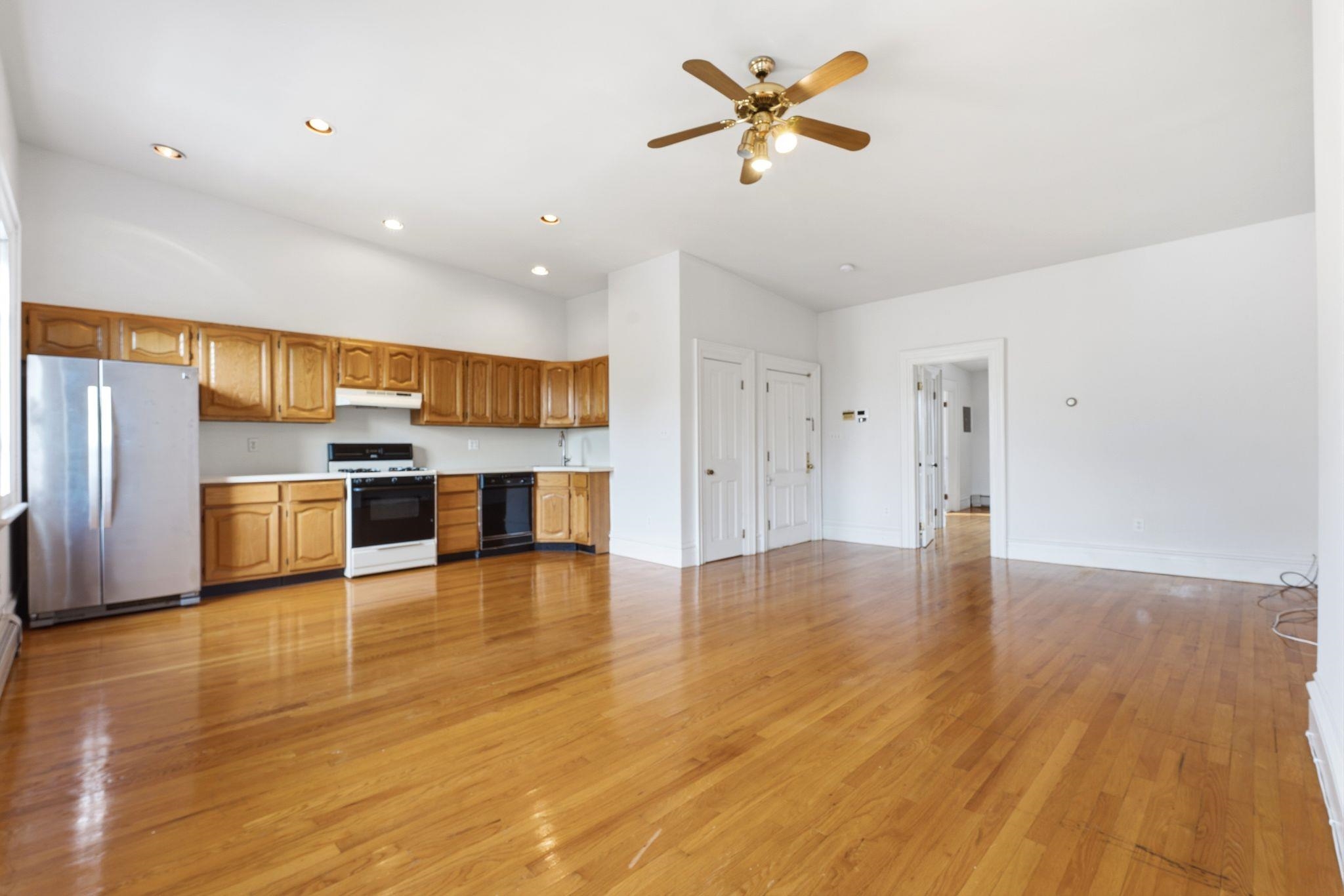249 8th St 4 Property Photo 4
