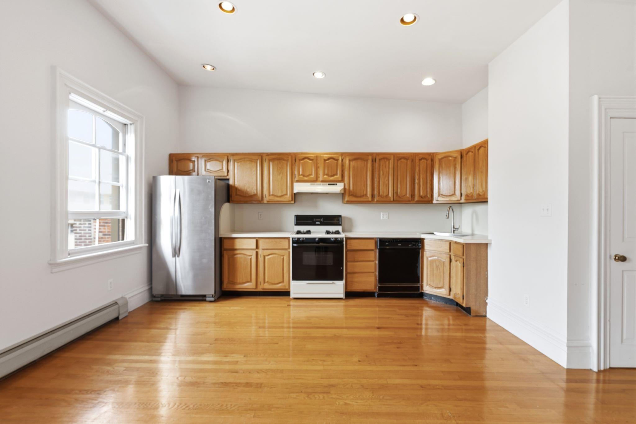 249 8th St 4 Property Photo 6