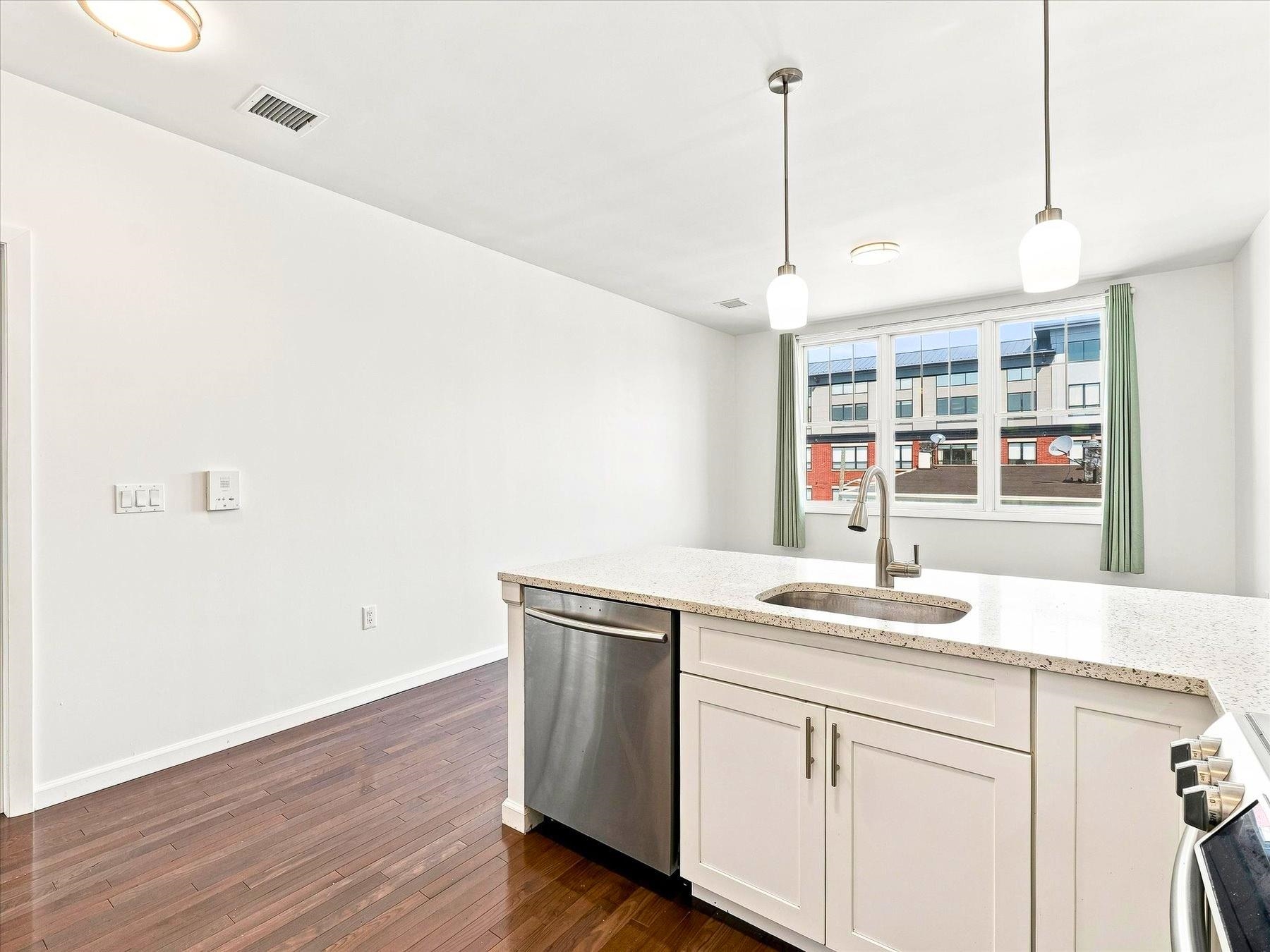 850 Newark Ave 4d Property Photo 5