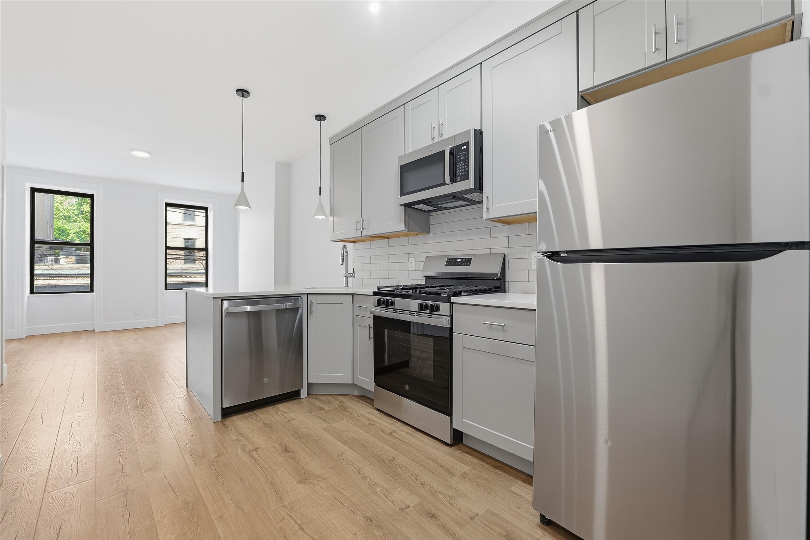 935 PARK AVE 2N Property Photo 1