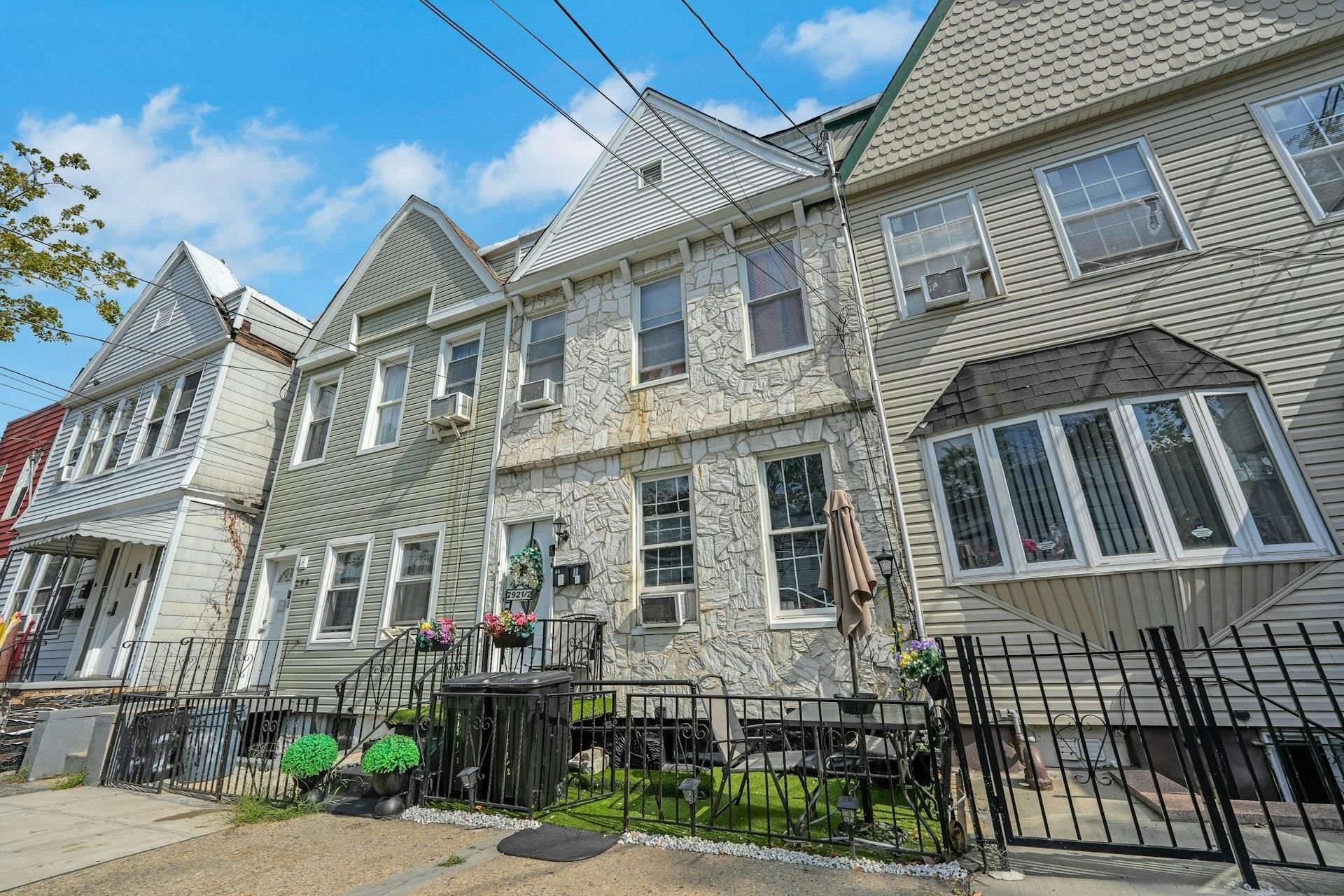 292A VIRGINIA AVE Property Photo 1