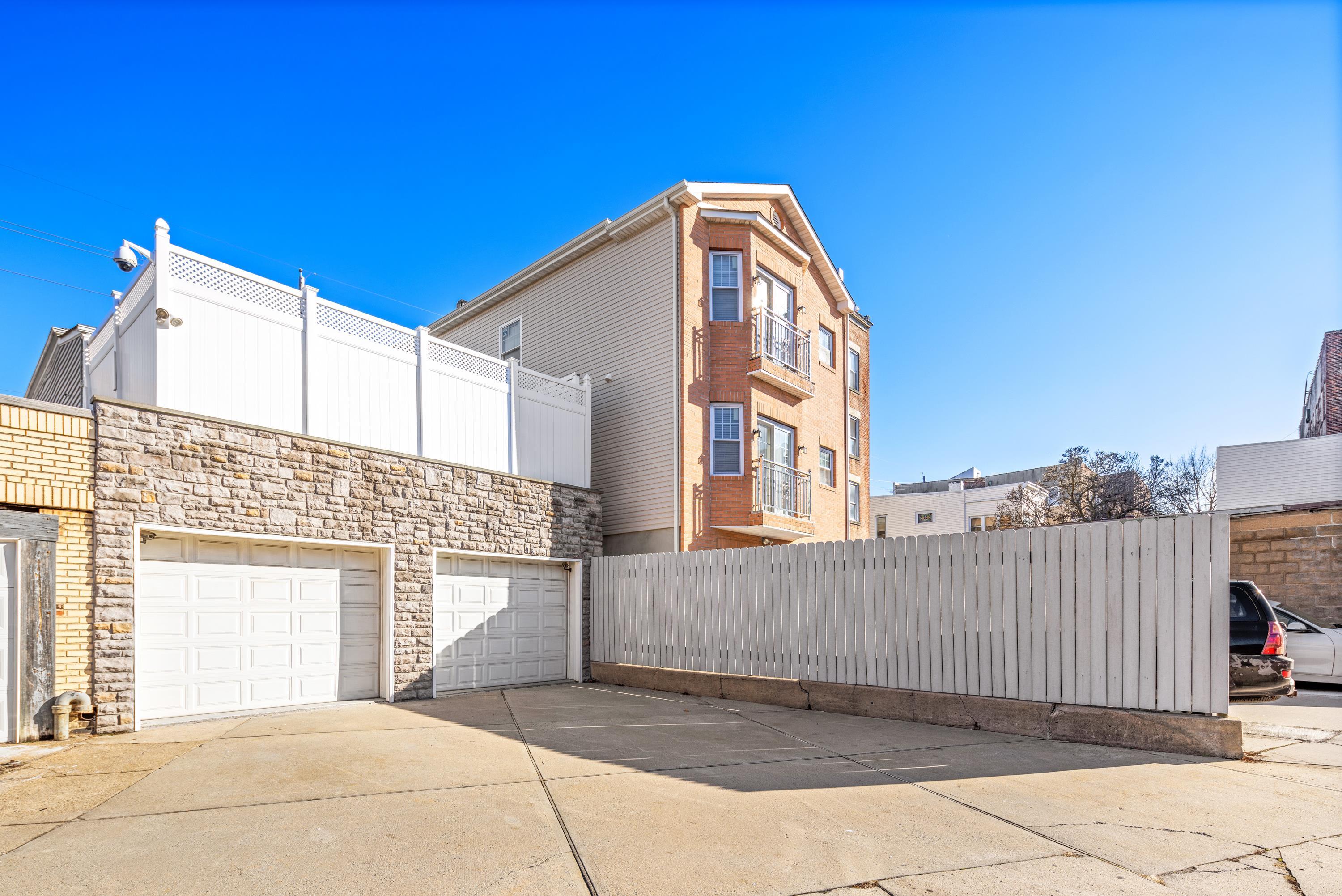 147 Manhattan Ave Property Photo 31