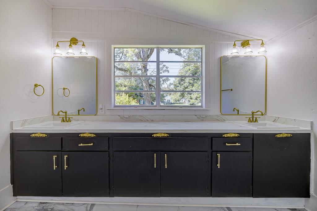 1010 Church Property Photo 32