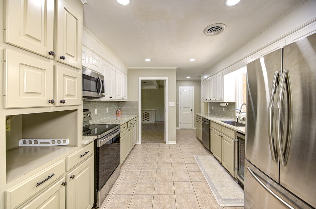 110 Bellaire Dr Property Photo 3