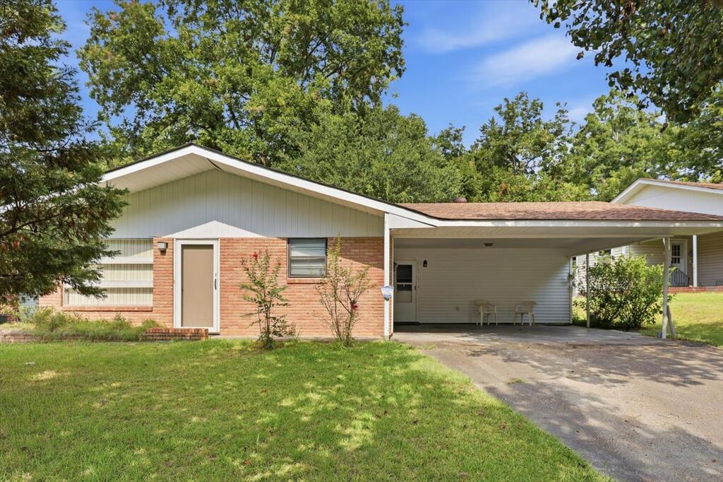 1813 Macarthur Drive Property Photo 1