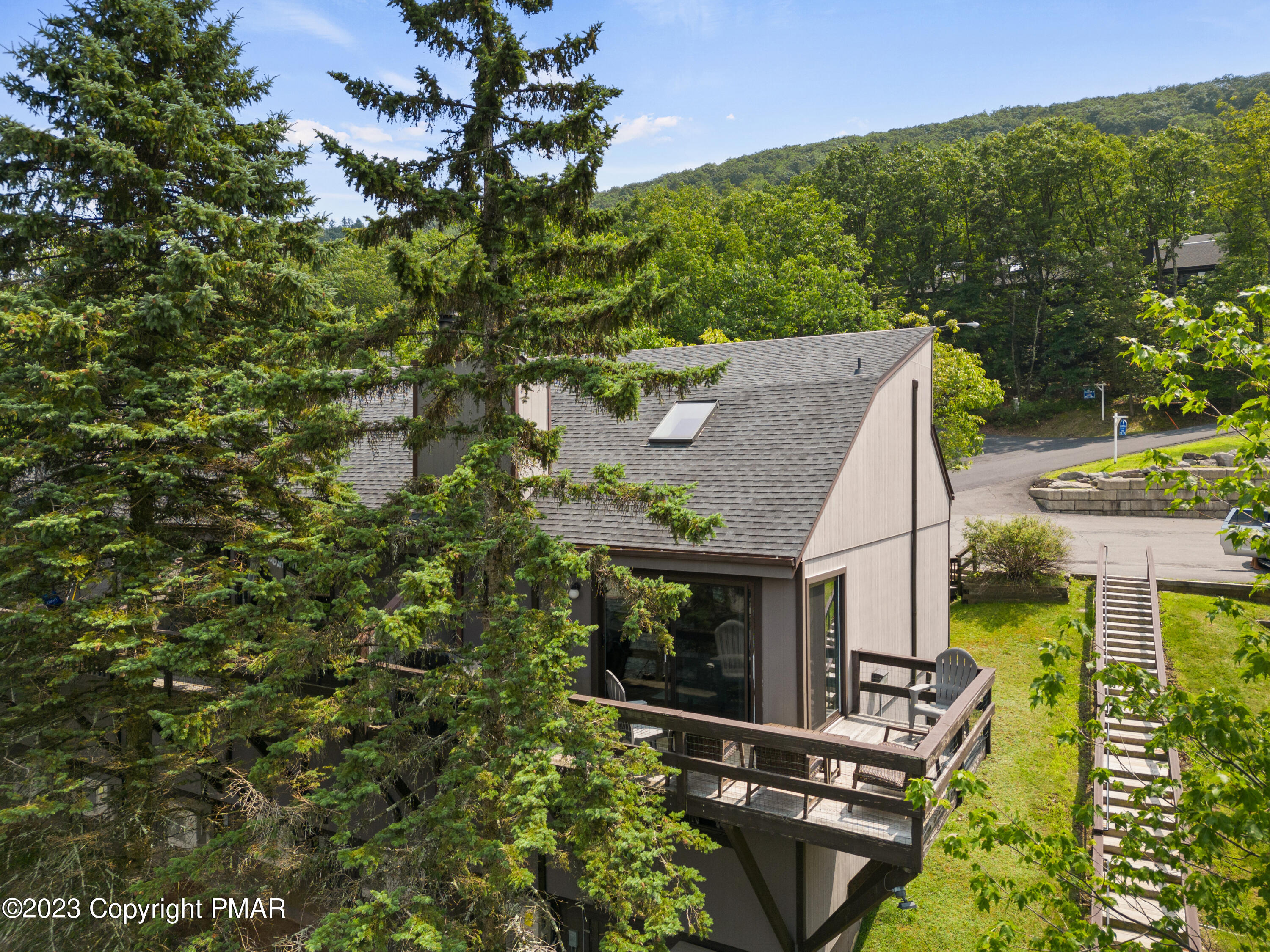 115 Cross Country Lane Property Photo 2