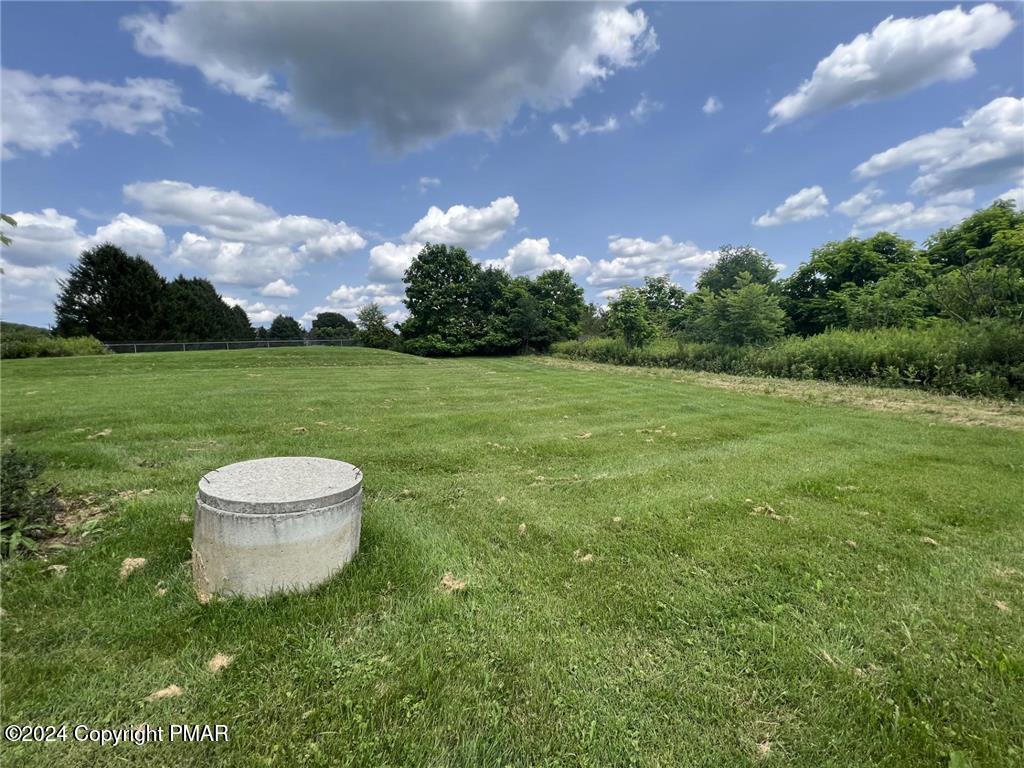 2093 Mahoning Drive E Property Photo 6