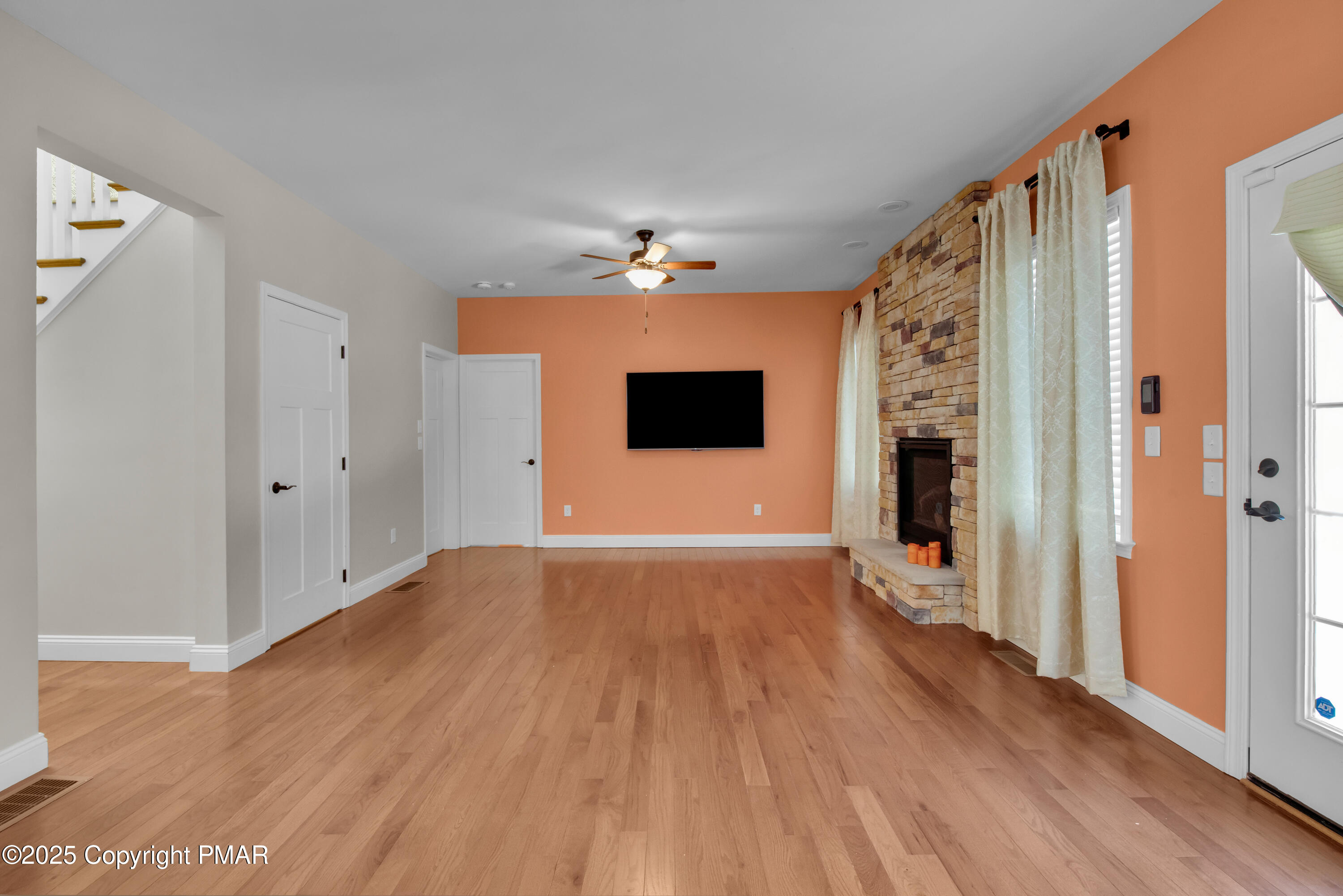 210 Canterbury Circle Property Photo 14