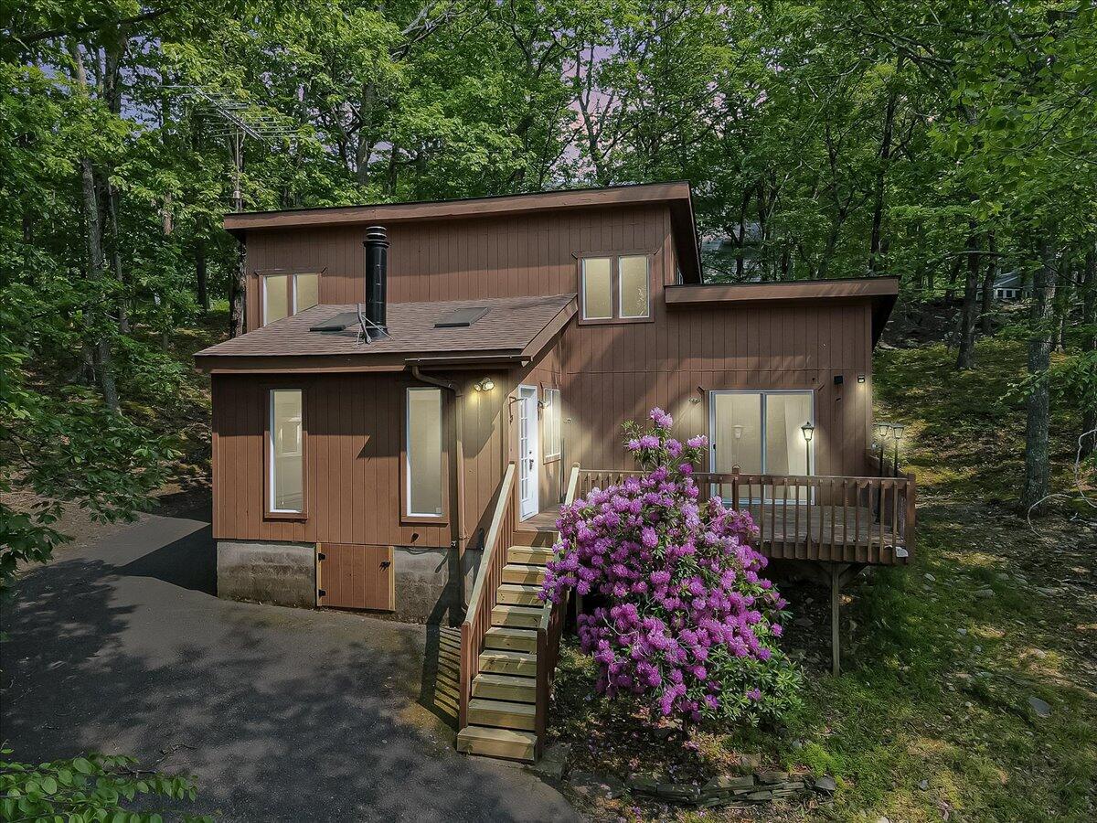 5015 Woodbridge Drive E Property Photo 1