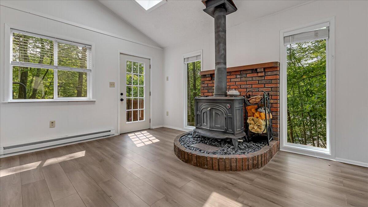 5015 Woodbridge Drive E Property Photo 4