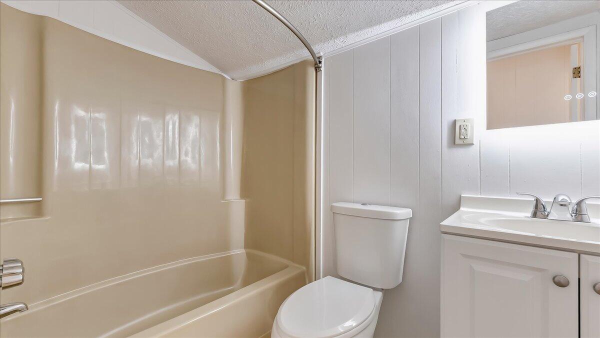 5015 Woodbridge Drive E Property Photo 10