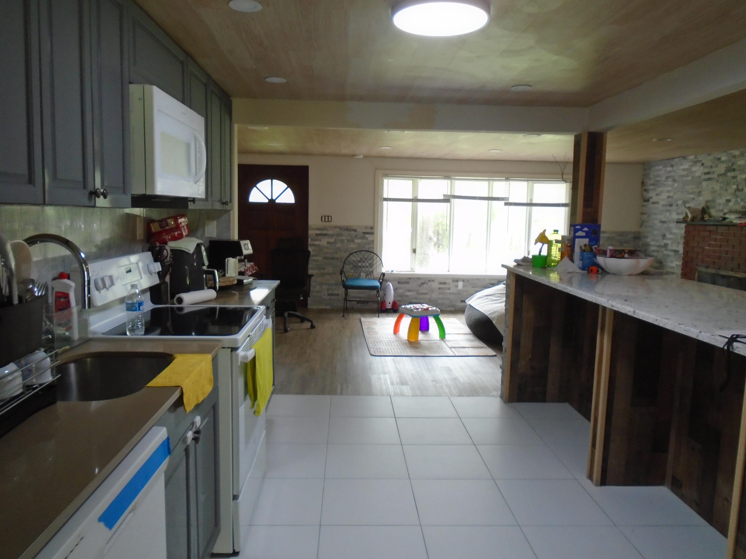 387 N Shore Drive Property Photo 2