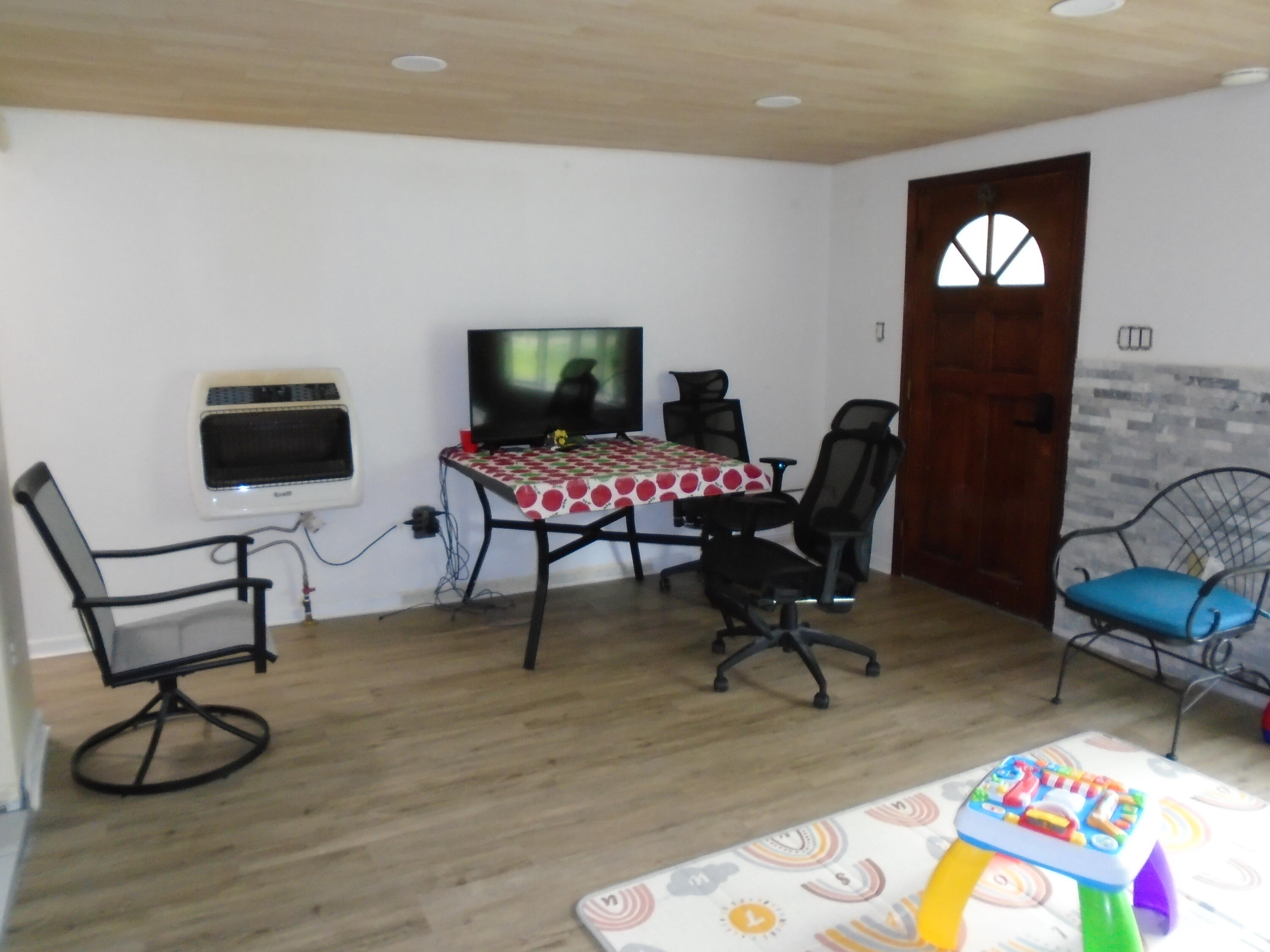 387 N Shore Drive Property Photo 9