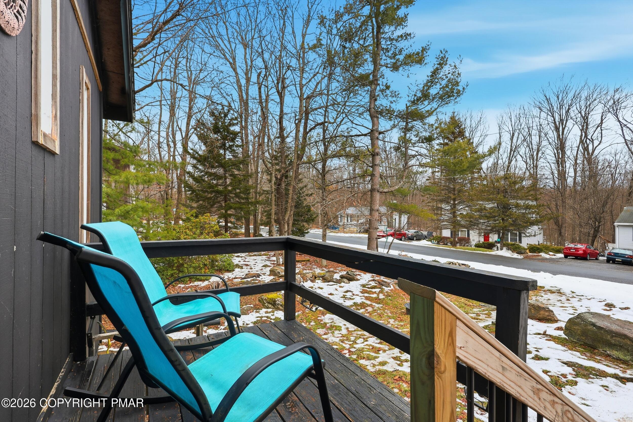 1379 Winding Way Property Photo 4