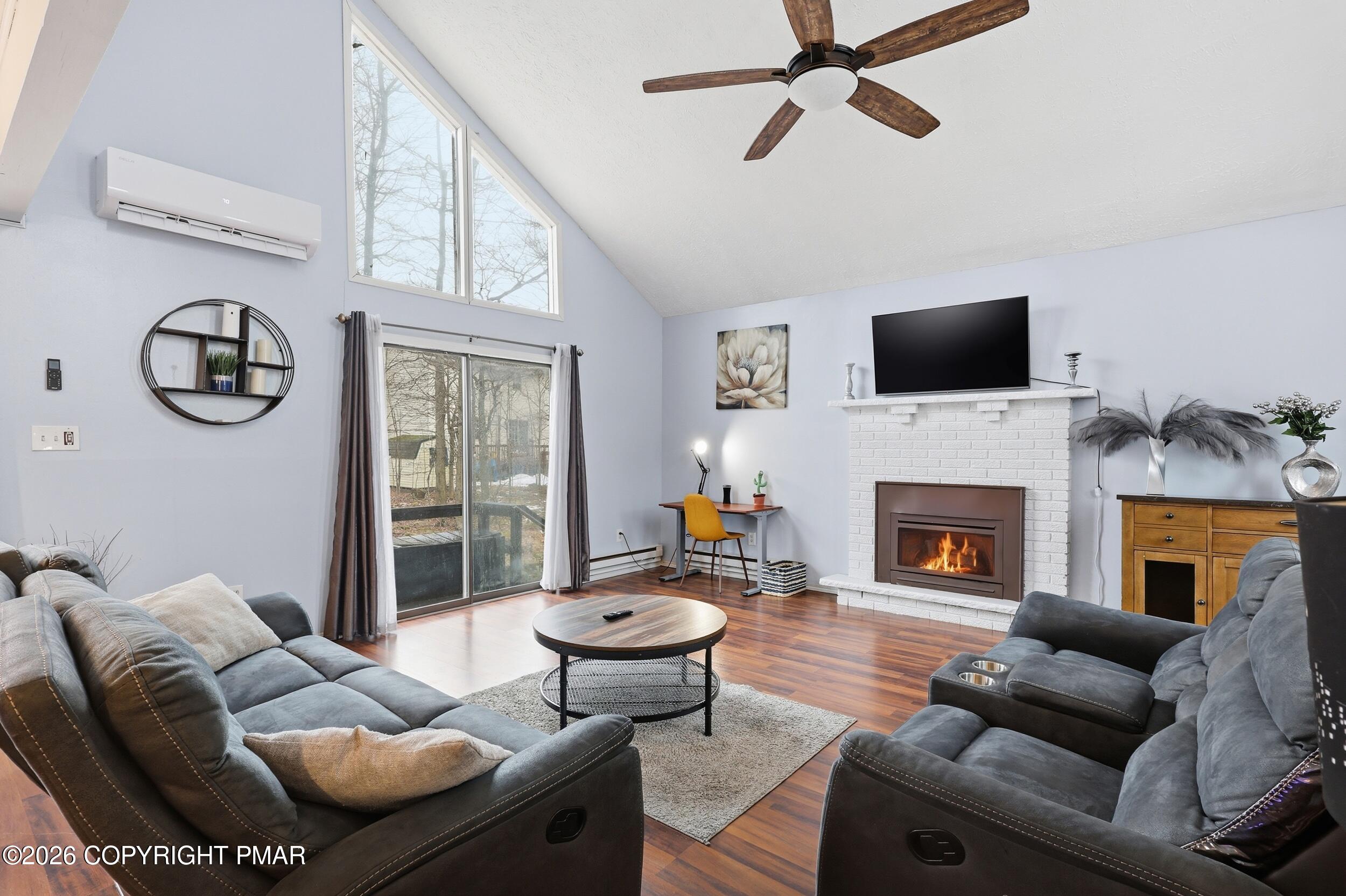 1379 Winding Way Property Photo 6