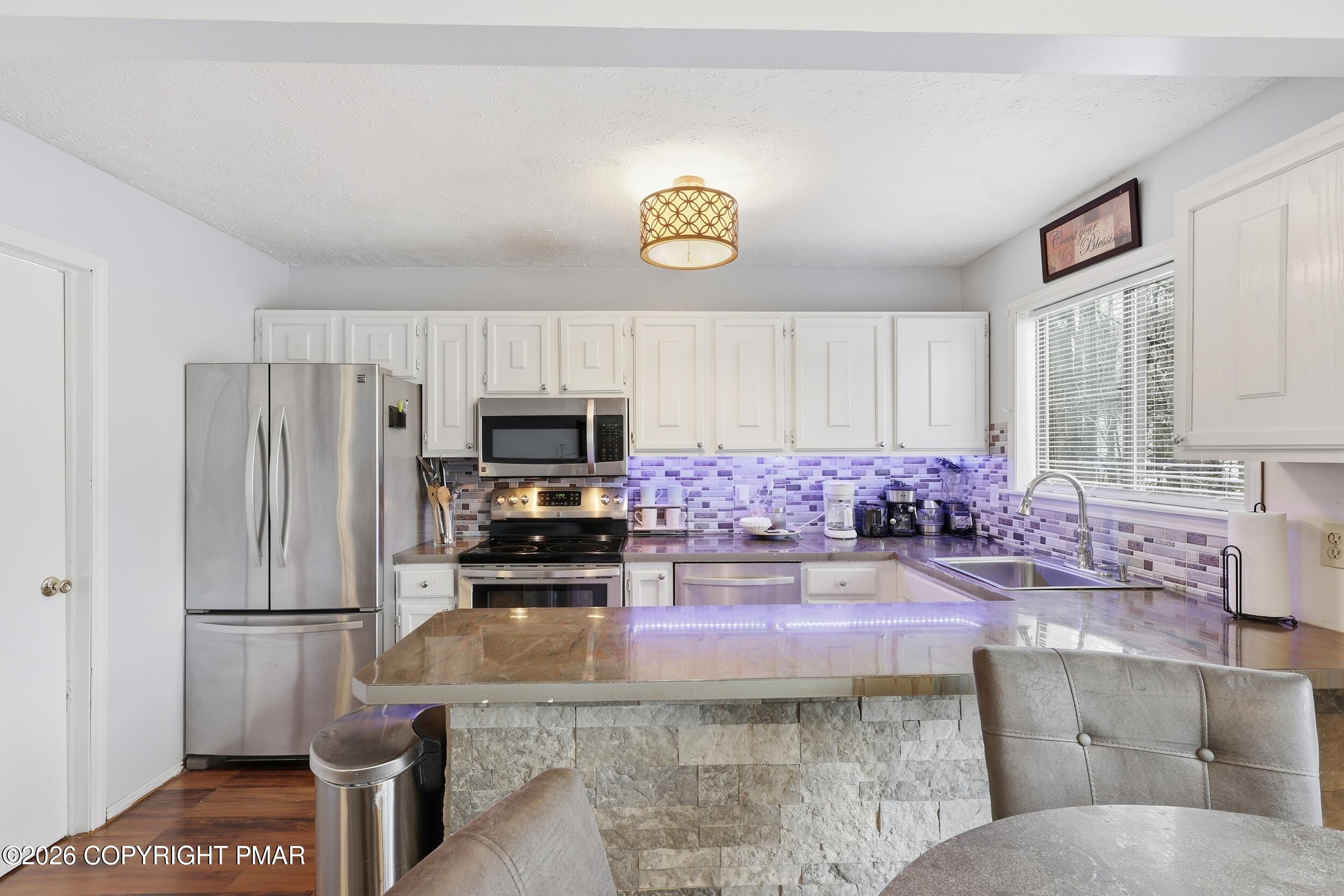 1379 Winding Way Property Photo 12