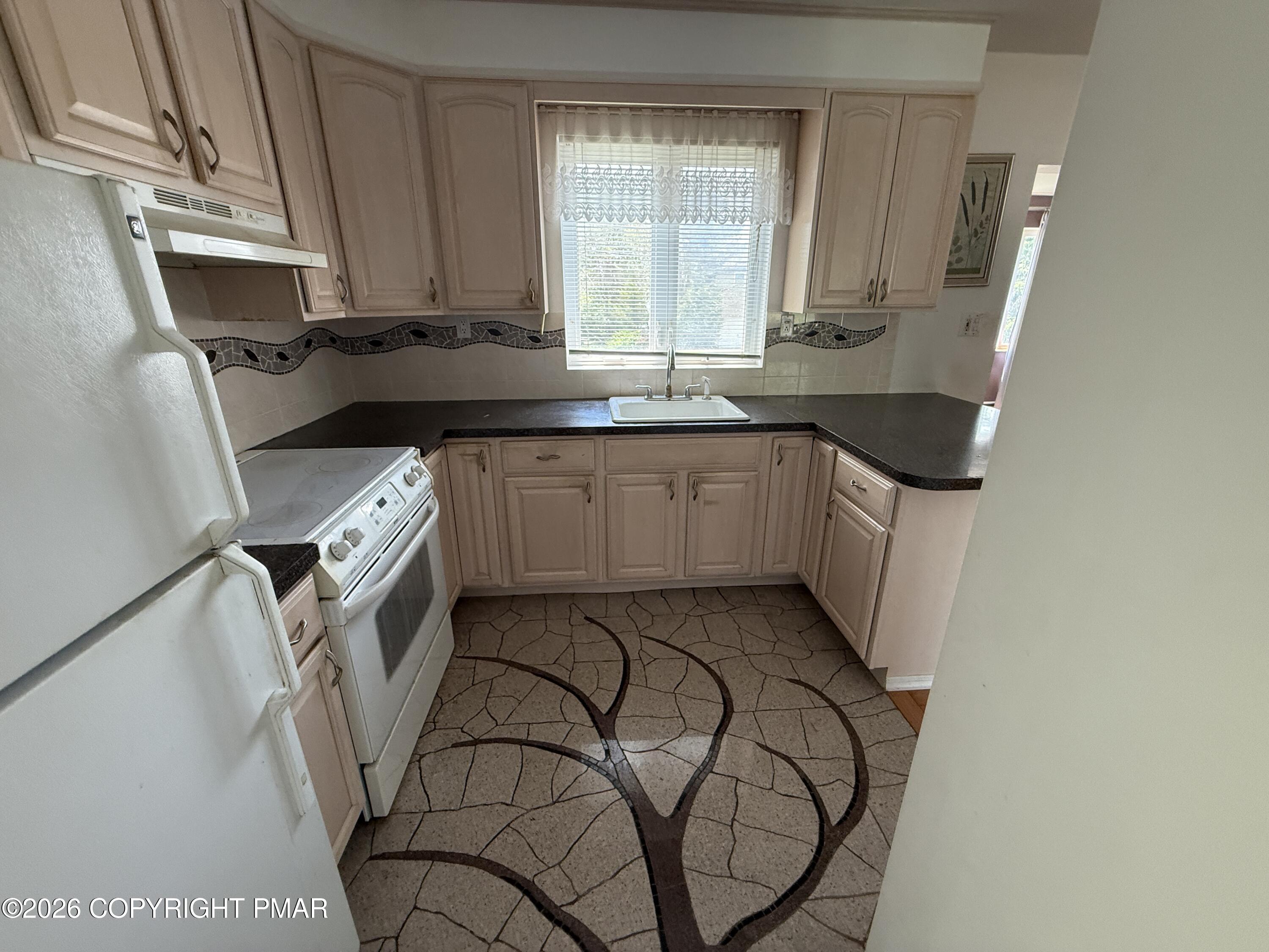 7639 Lake Shore Drive Property Photo 12