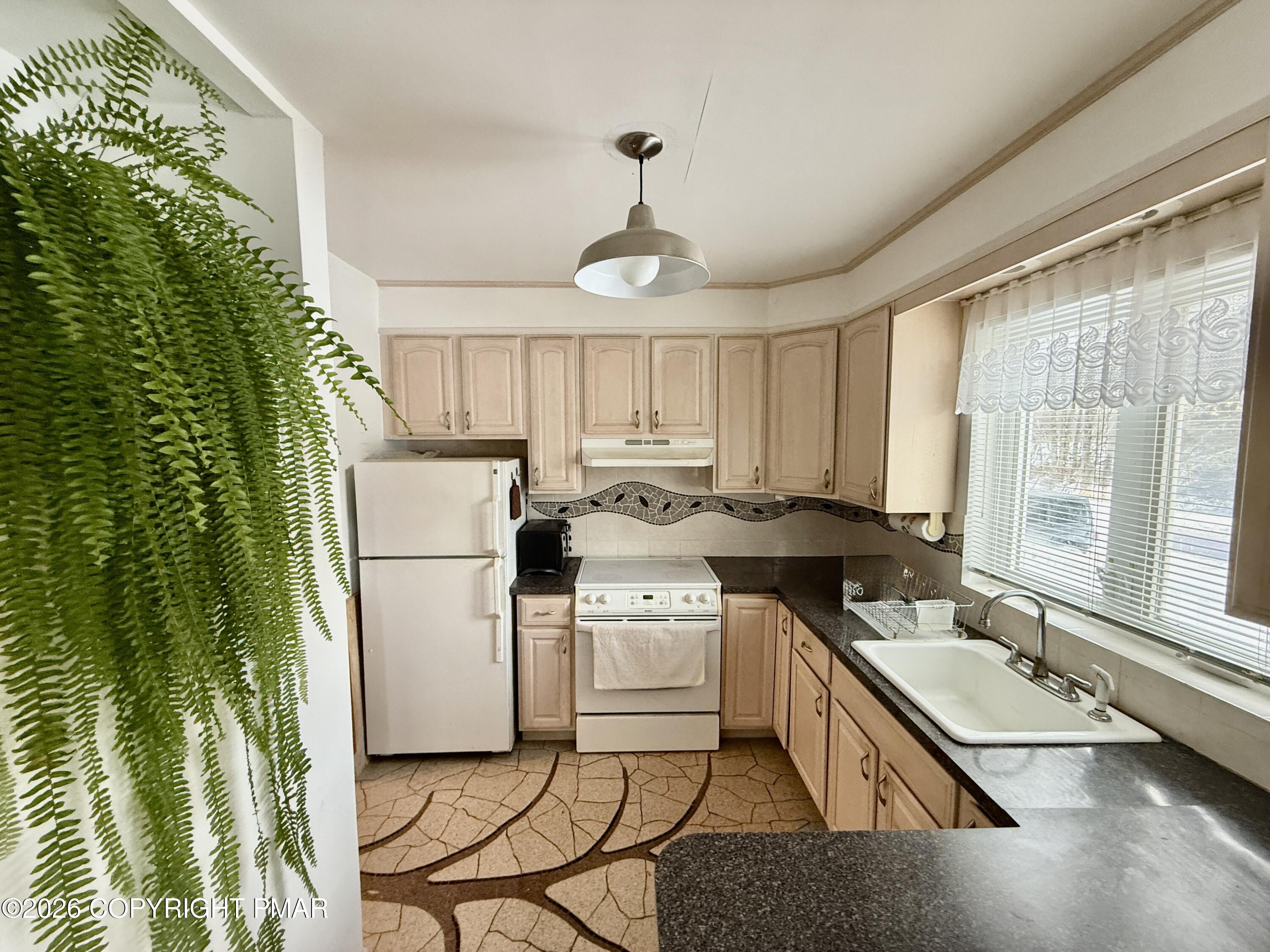 7639 Lake Shore Drive Property Photo 13