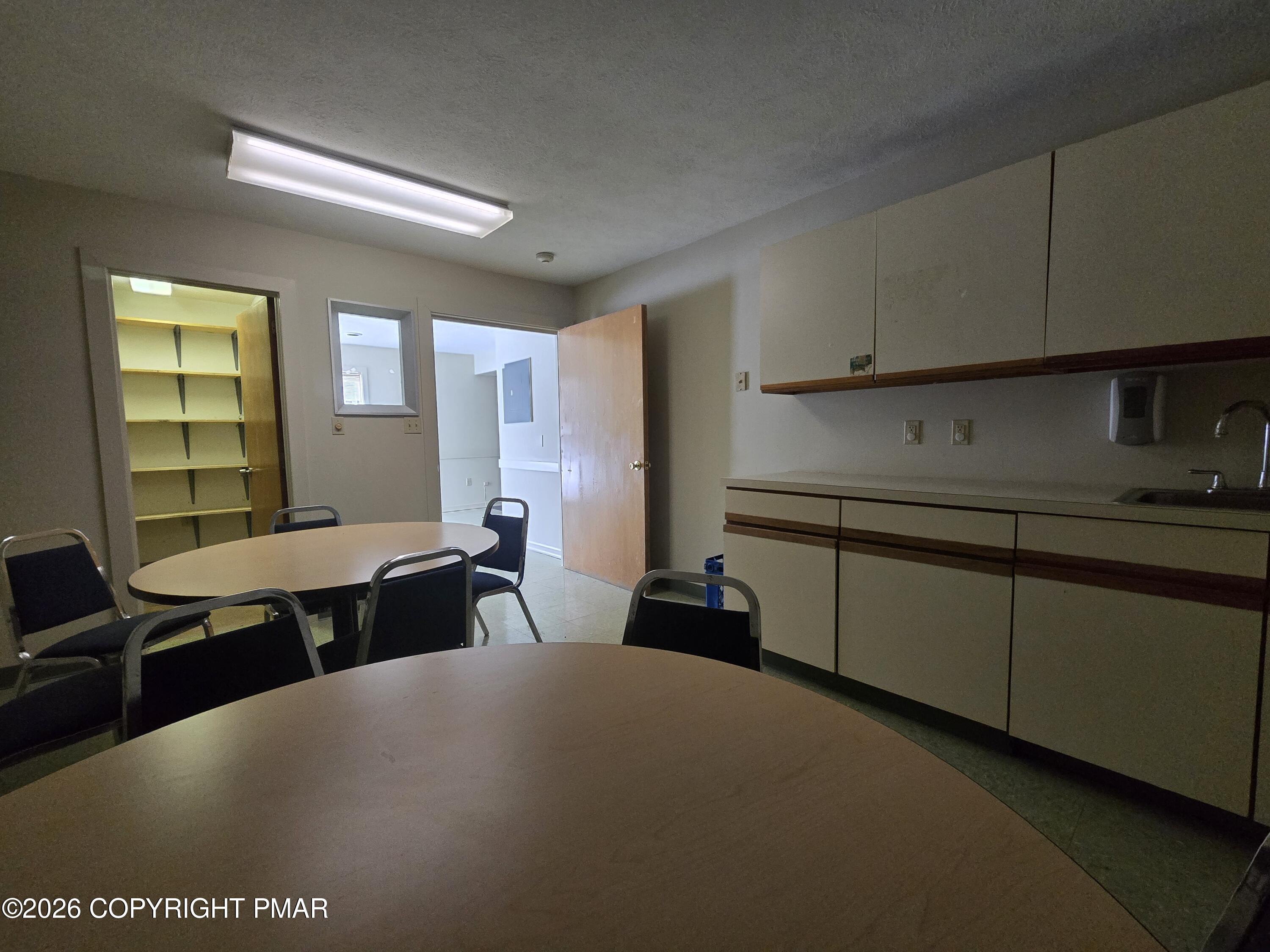 106 Shawnee Square Dr, First Floor Property Photo 4