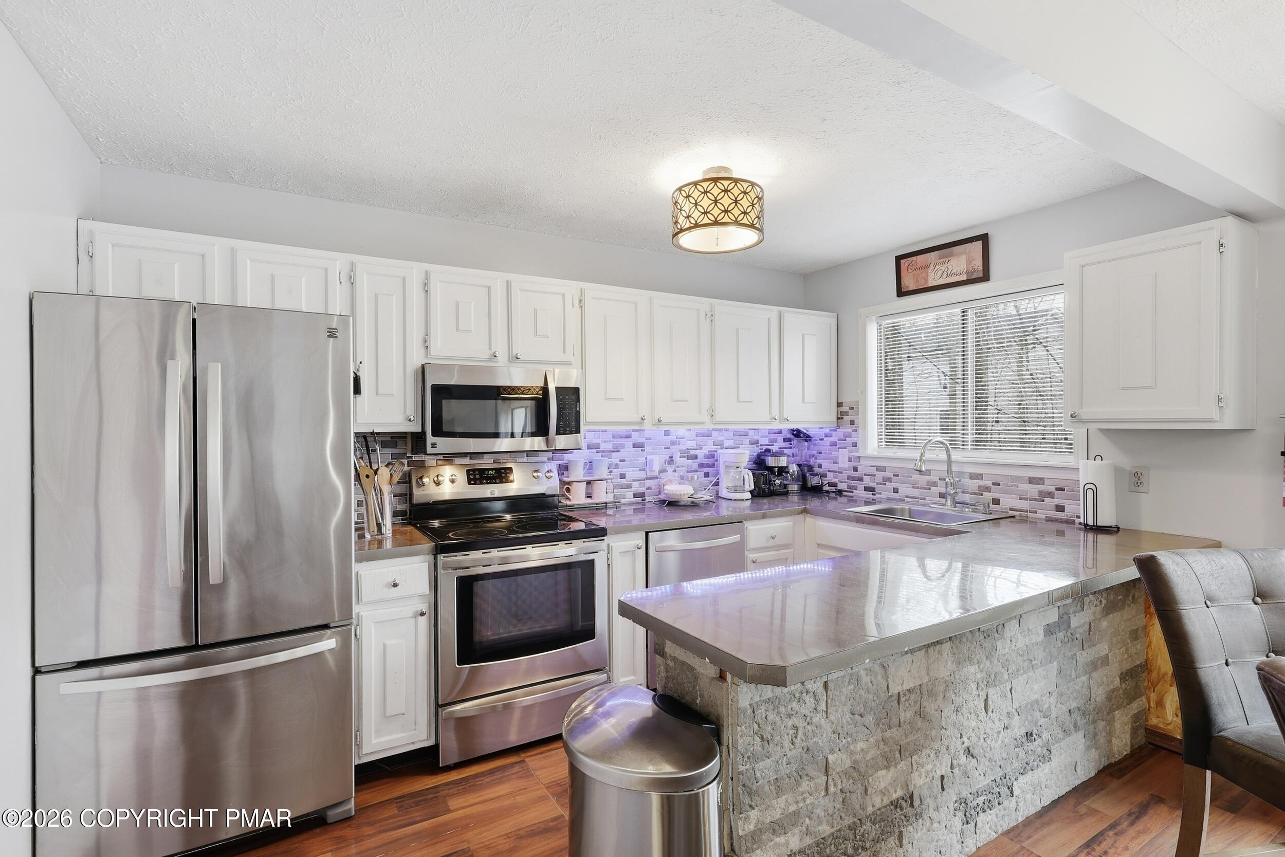 1379 Winding Way Property Photo 11