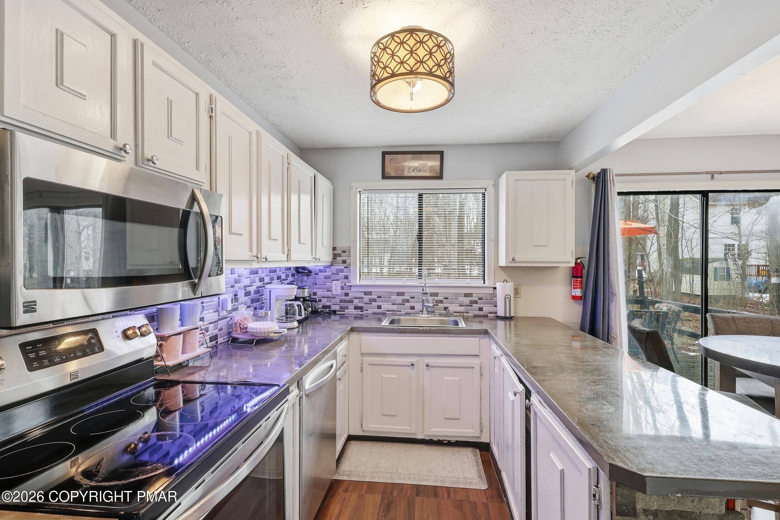 1379 Winding Way Property Photo 13