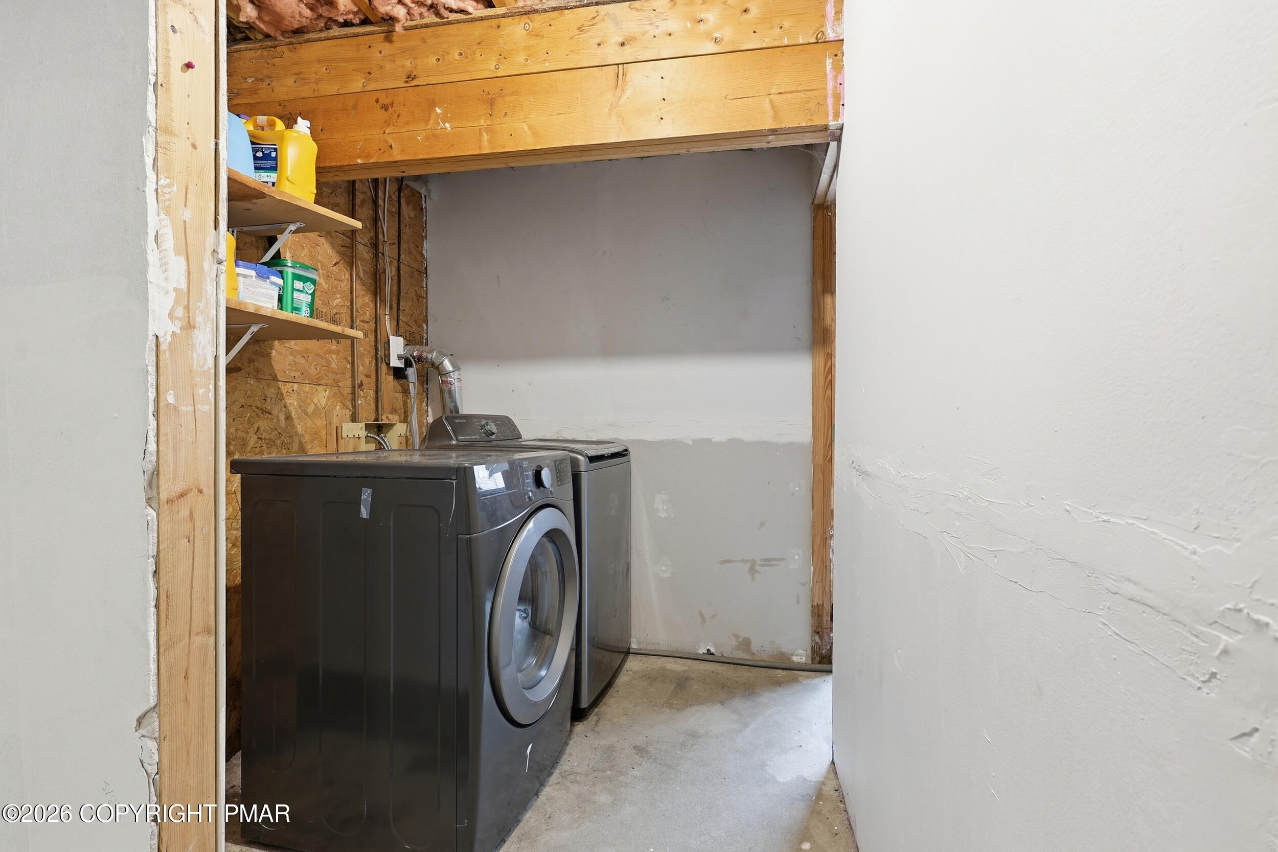 1379 Winding Way Property Photo 32