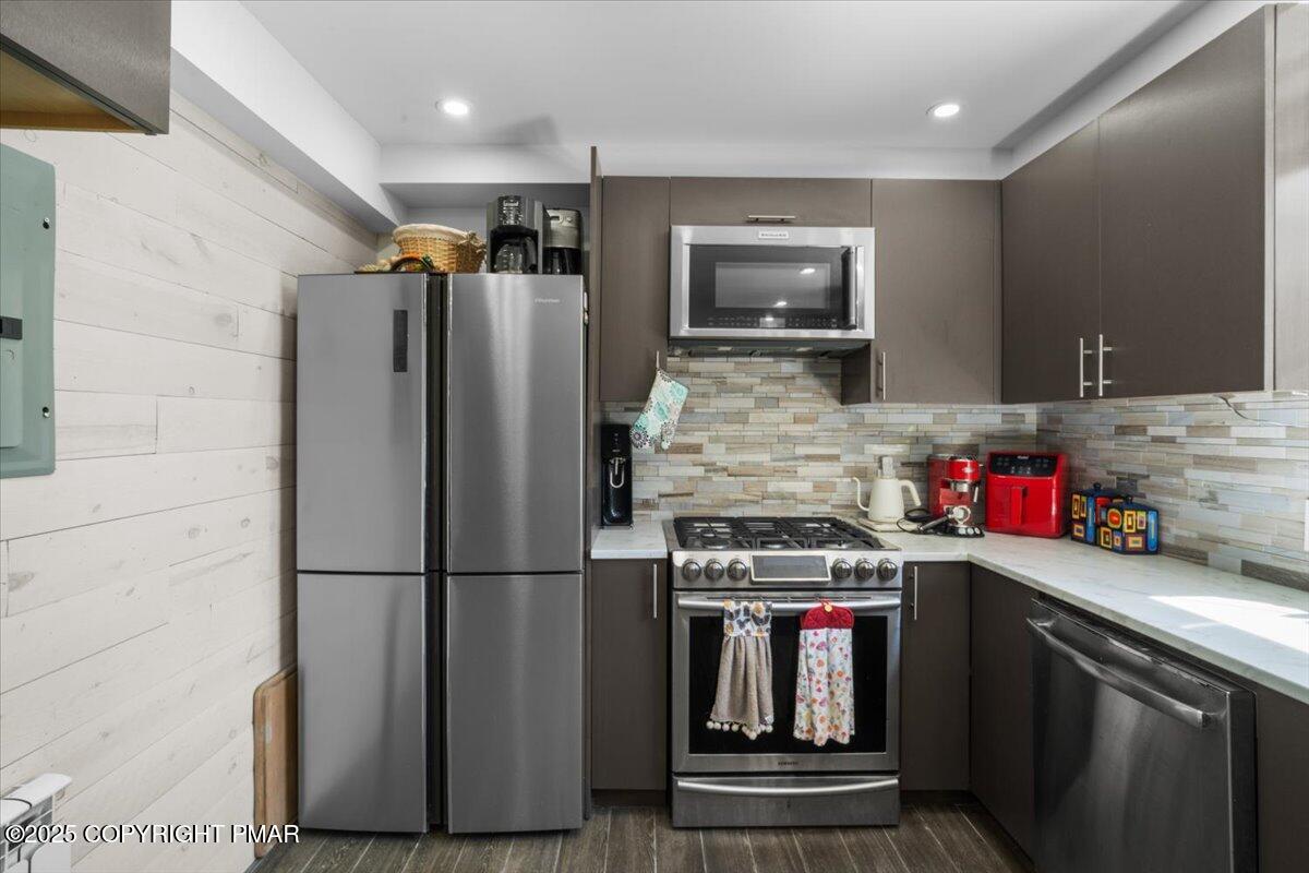 5009 Woodside Drive Property Photo 3