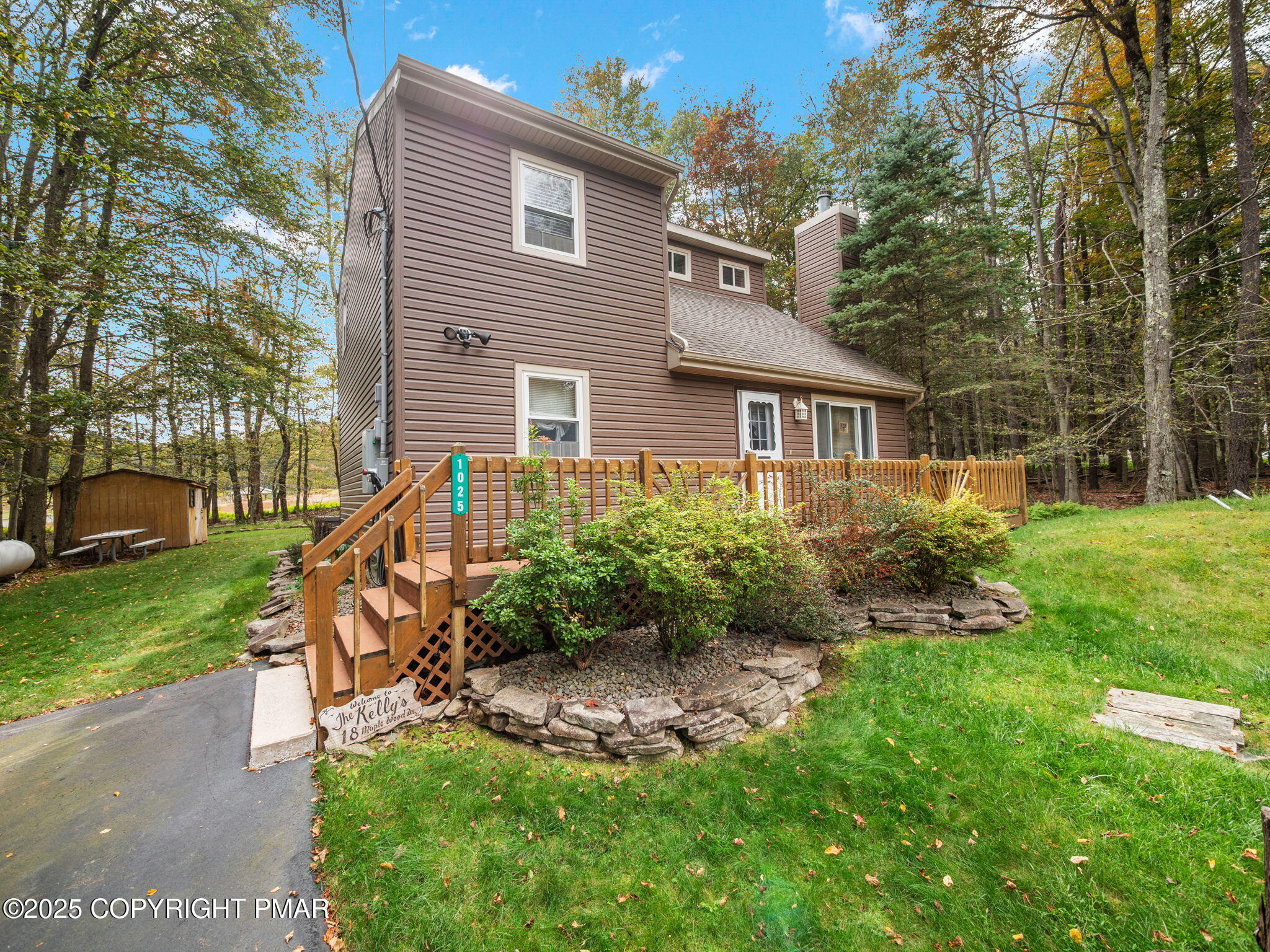 1025 Maplewood Drive Property Photo 3