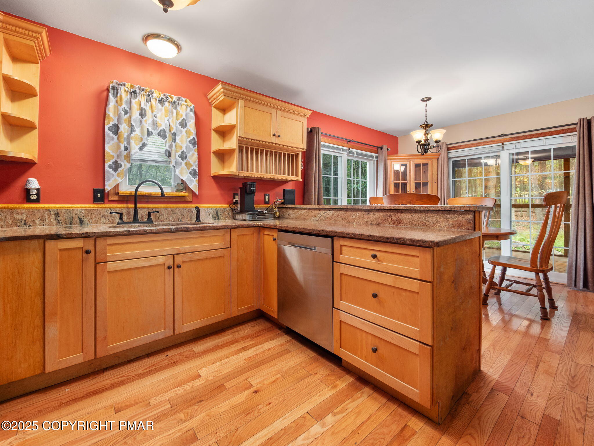 1025 Maplewood Drive Property Photo 17
