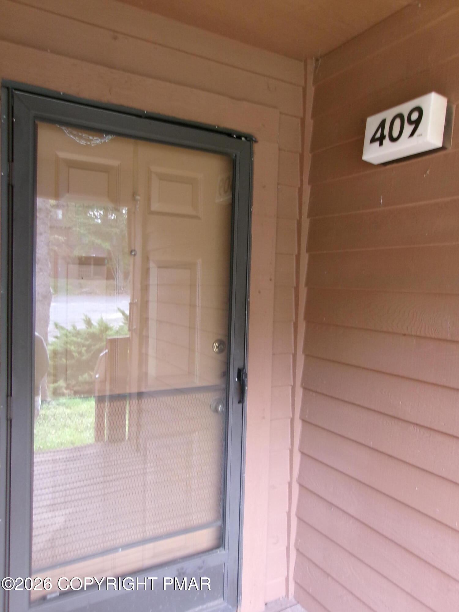 409 Tudor Court Property Photo 2