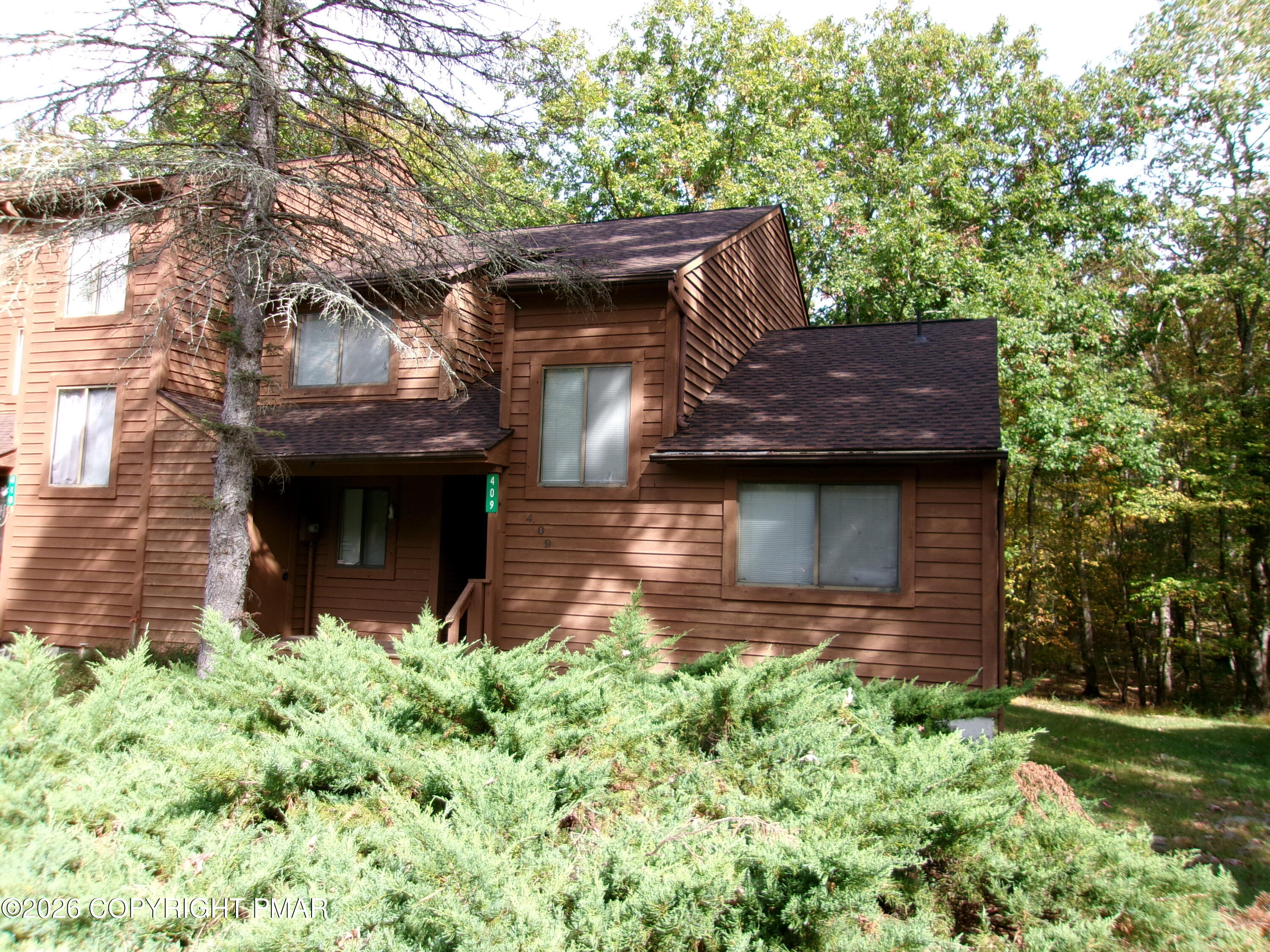 409 Tudor Court Property Photo 4