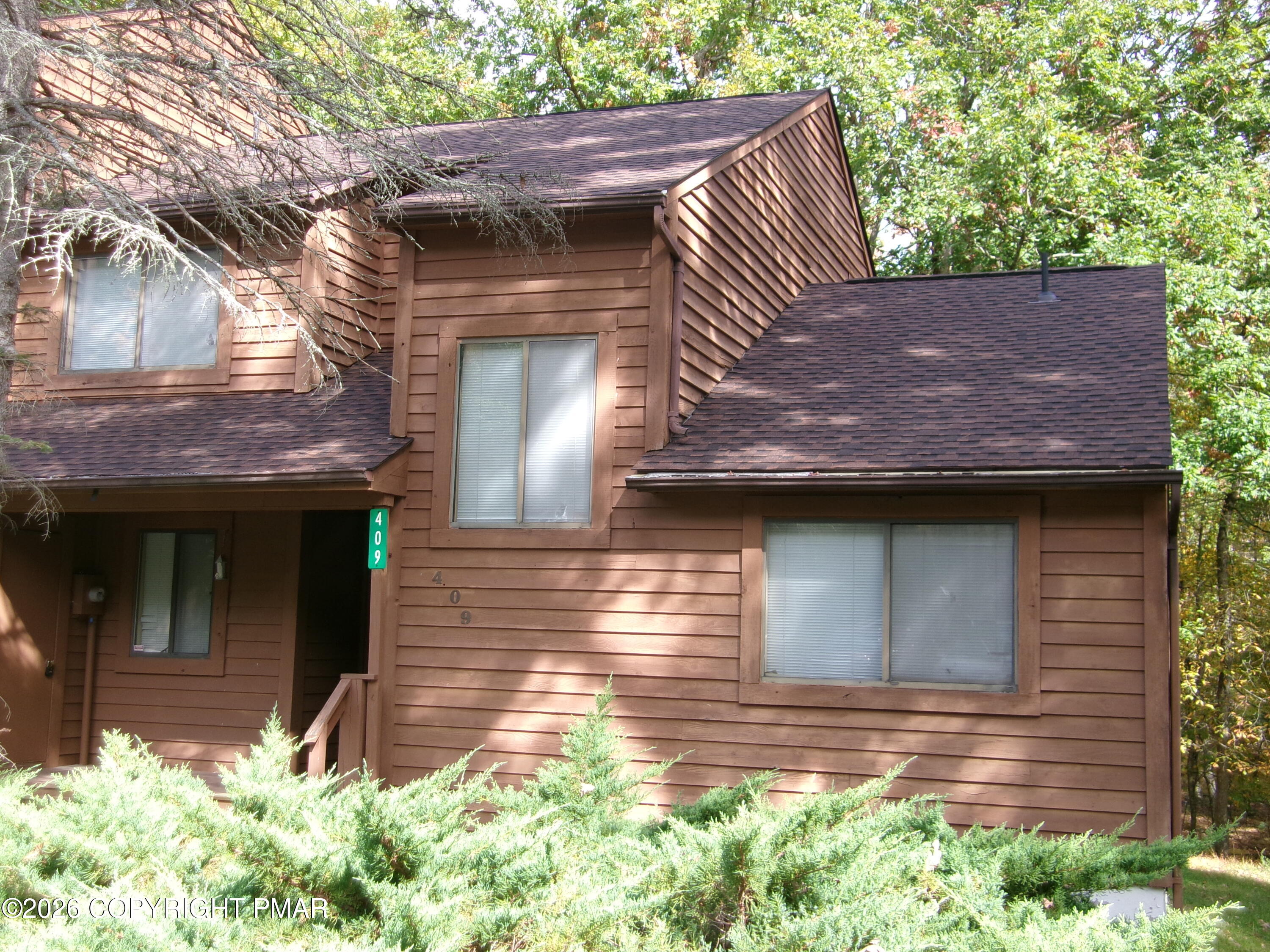 409 Tudor Court Property Photo 5