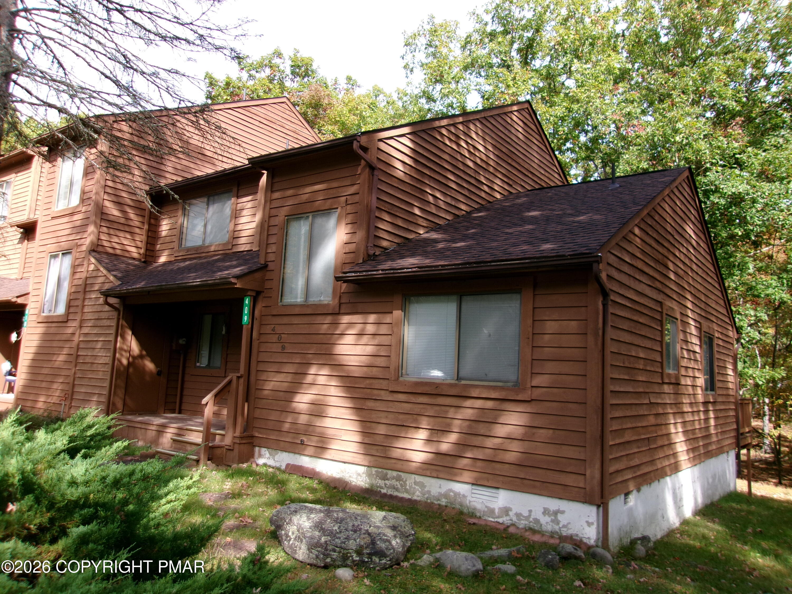 409 Tudor Court Property Photo 6
